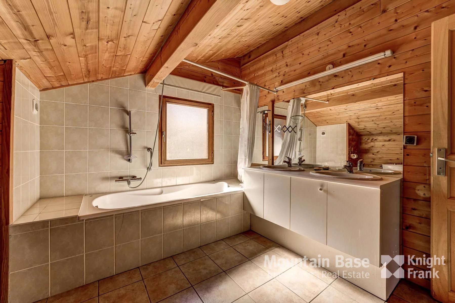 Photo of Charming 3 bedroom chalet with basement storage