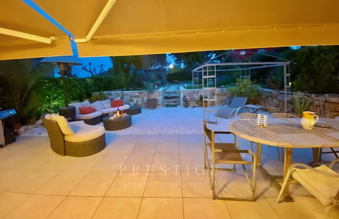 Antibes, villa 4 bedrooms, garage, parkings, pool