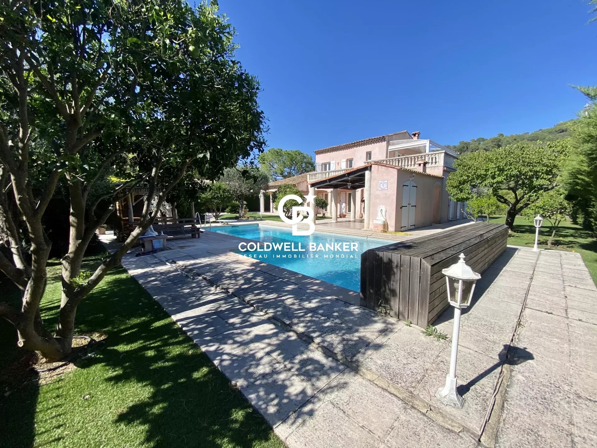 VILLEFRANCHE-SUR-MER - Magnifique Villa avec piscine dans domaine privé et sécurisé - 189 M² - 2 500 000 Euros