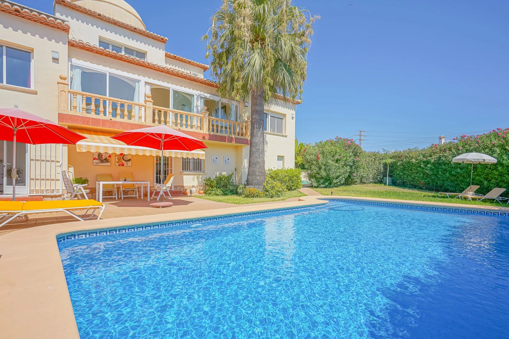 Beautiful, large villa with separate guest house near the golf course in Jávea