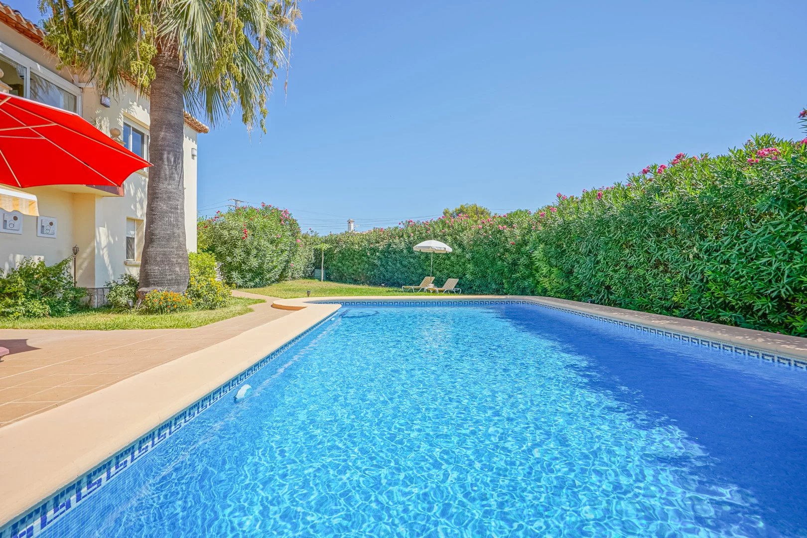 Beautiful, large villa with separate guest house near the golf course in Jávea