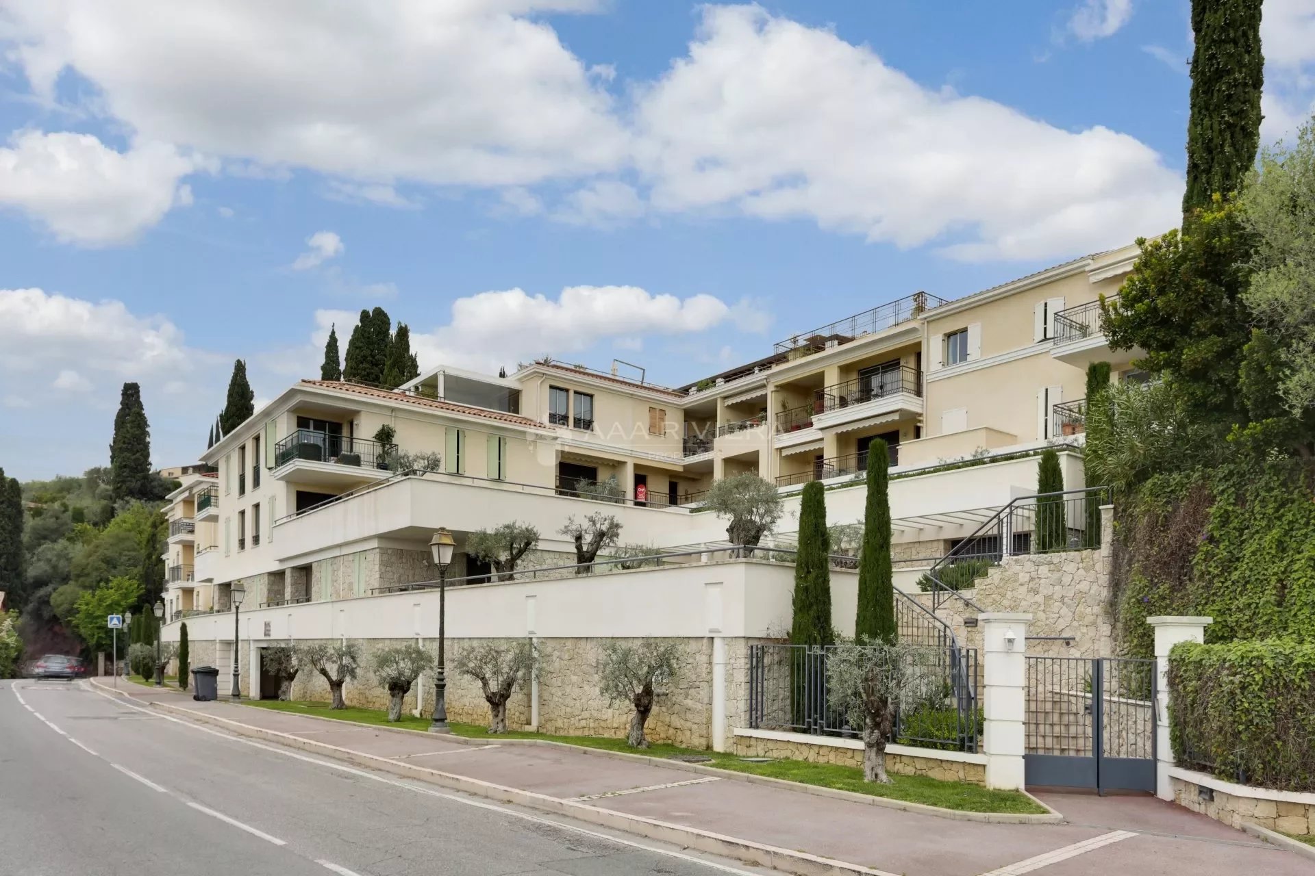 Sole Agent - Biot Village - Charming and modern 2 bedrooms apartment  with terrace and view. Pool, garage