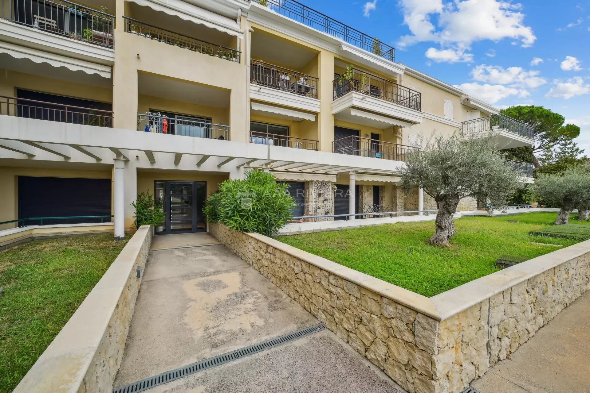Sole Agent - Biot Village - Charming and modern 2 bedrooms apartment  with terrace and view. Pool, garage