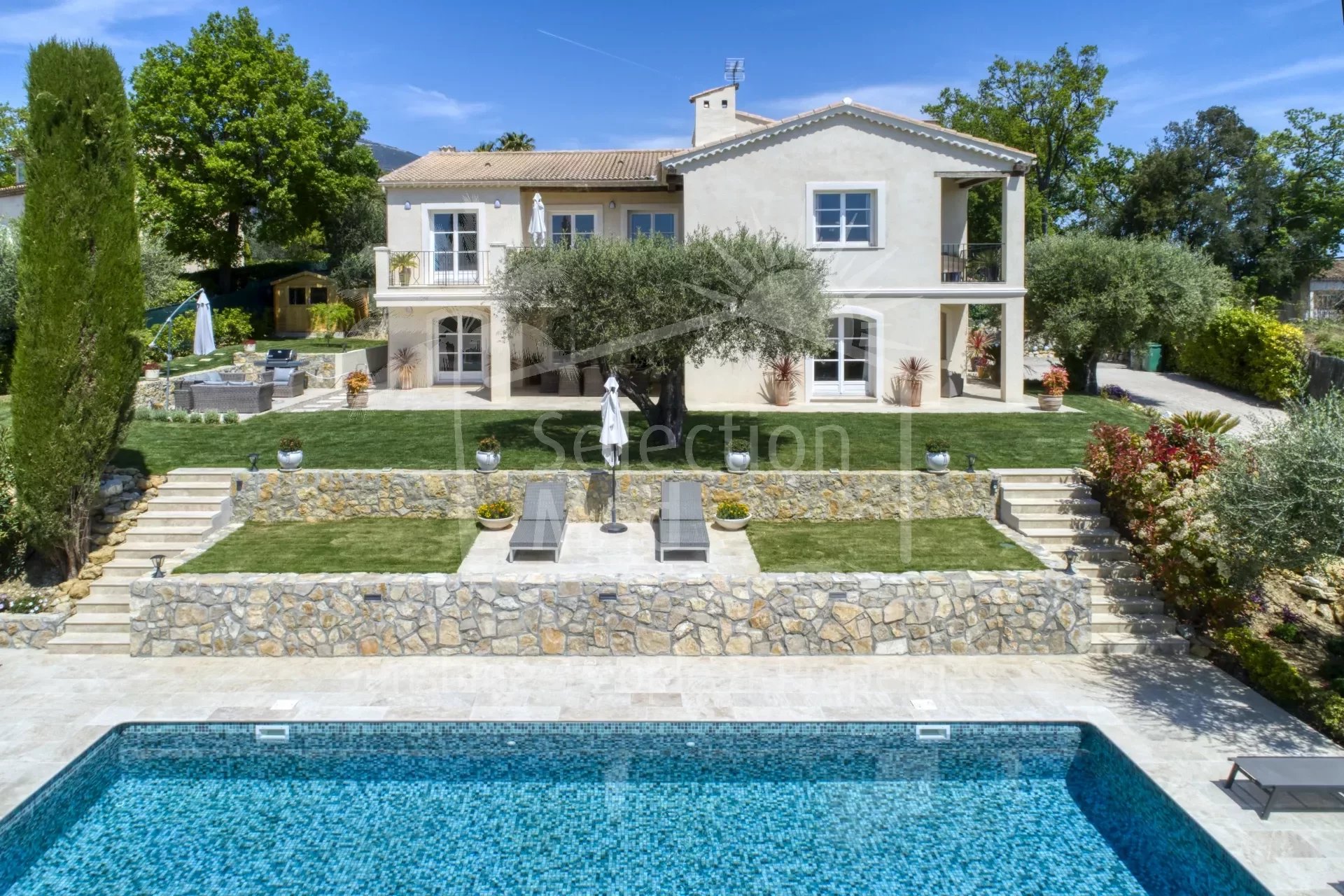 Villa dans un quartier calme avec vue sur la mer.