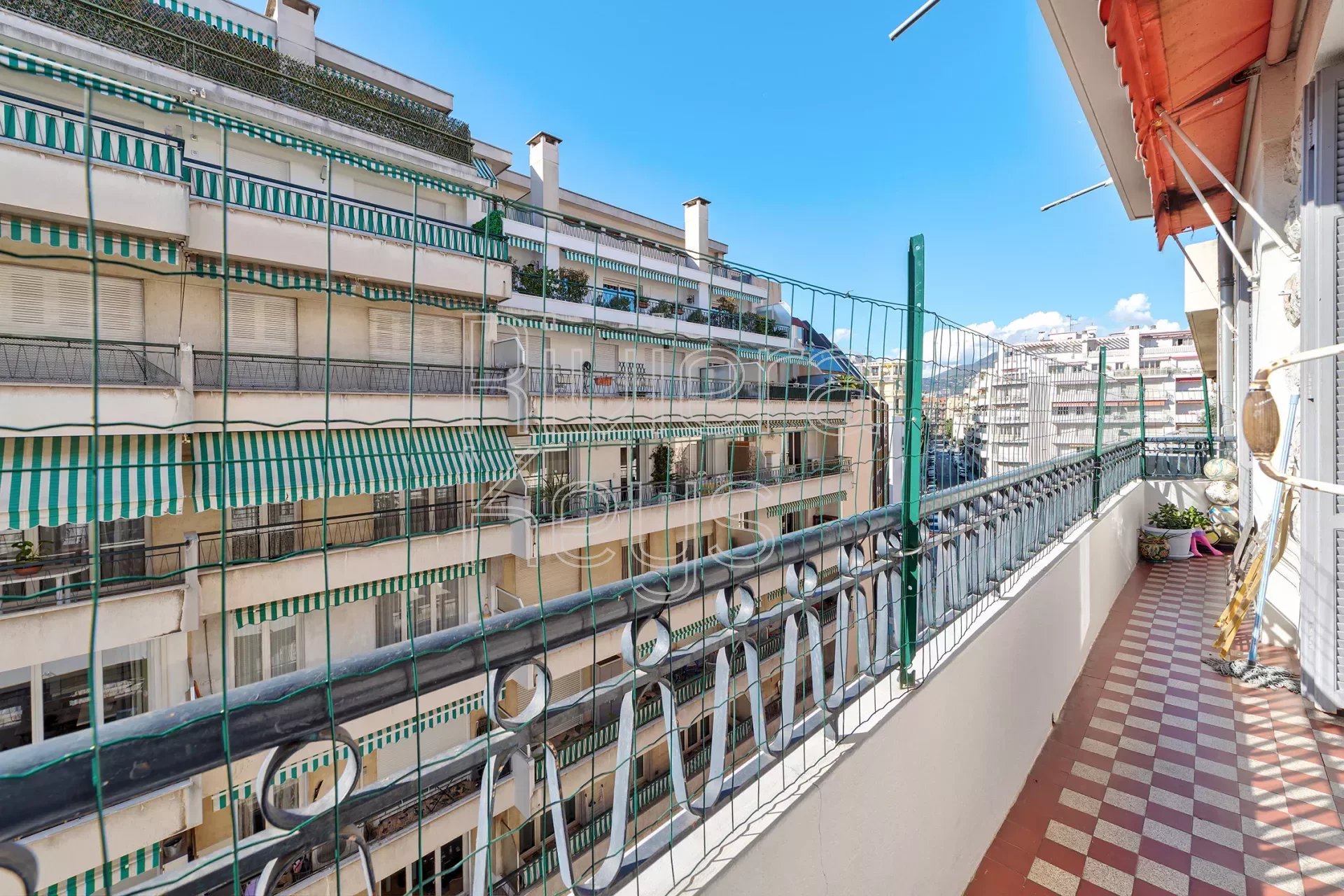 NICE, FLEURS: 3-romsleilighet med terrasse i høy etasje, 5 minutter fra havet
