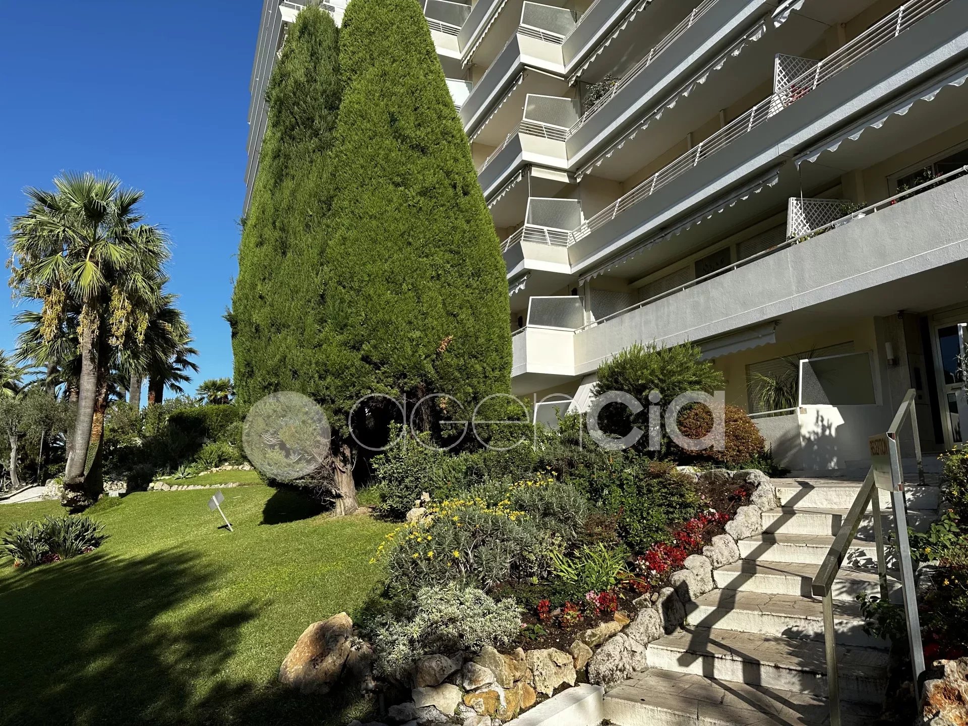SPACIOUS STUDIO 30 M2 - LUXURY RESIDENCE - CLOSE TO CANNES CENTER
