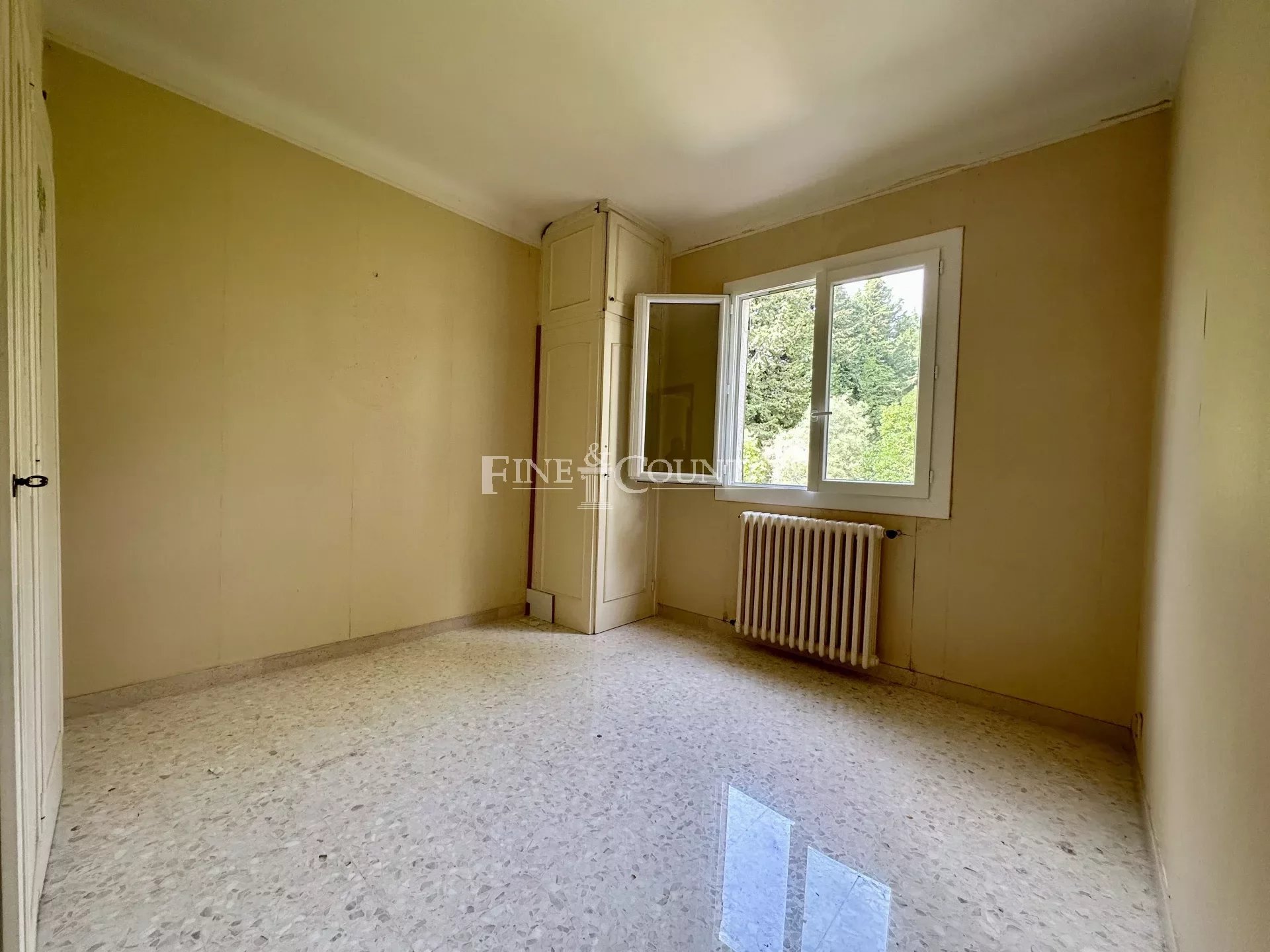 Photo of House for sale in Saint Paul de Vence with open view, to renovate