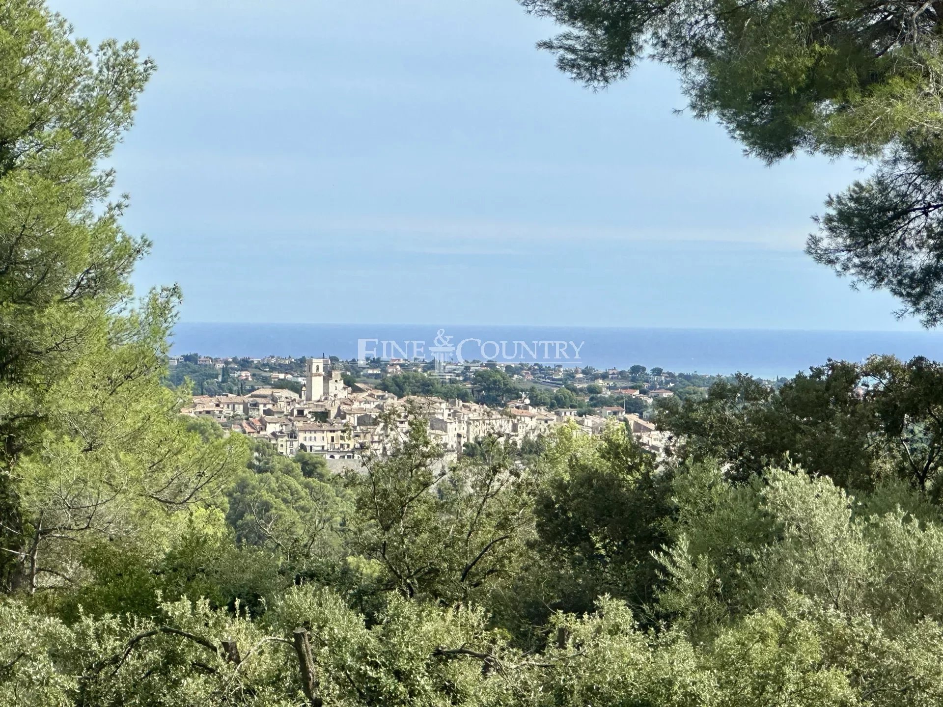 House for sale in Saint Paul de Vence with open view, to renovate