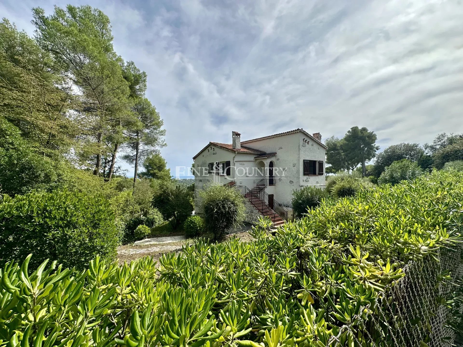 House for sale in Saint Paul de Vence with open view, to renovate Accommodation in Cannes