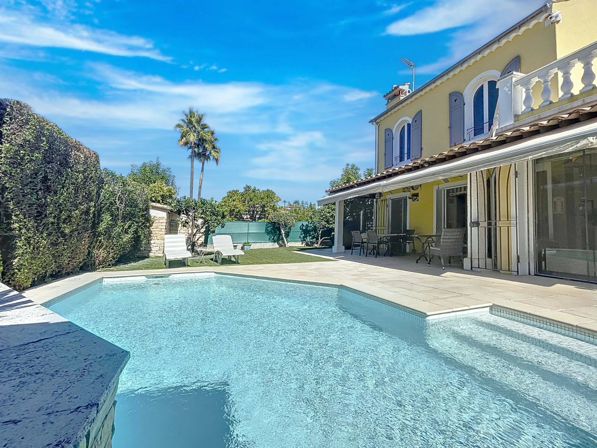 ANTIBES-JUAN LES PINS - A vendre - Villa provençale d'environ 170 m², piscine chauffée, calme,  proche commerces et plages