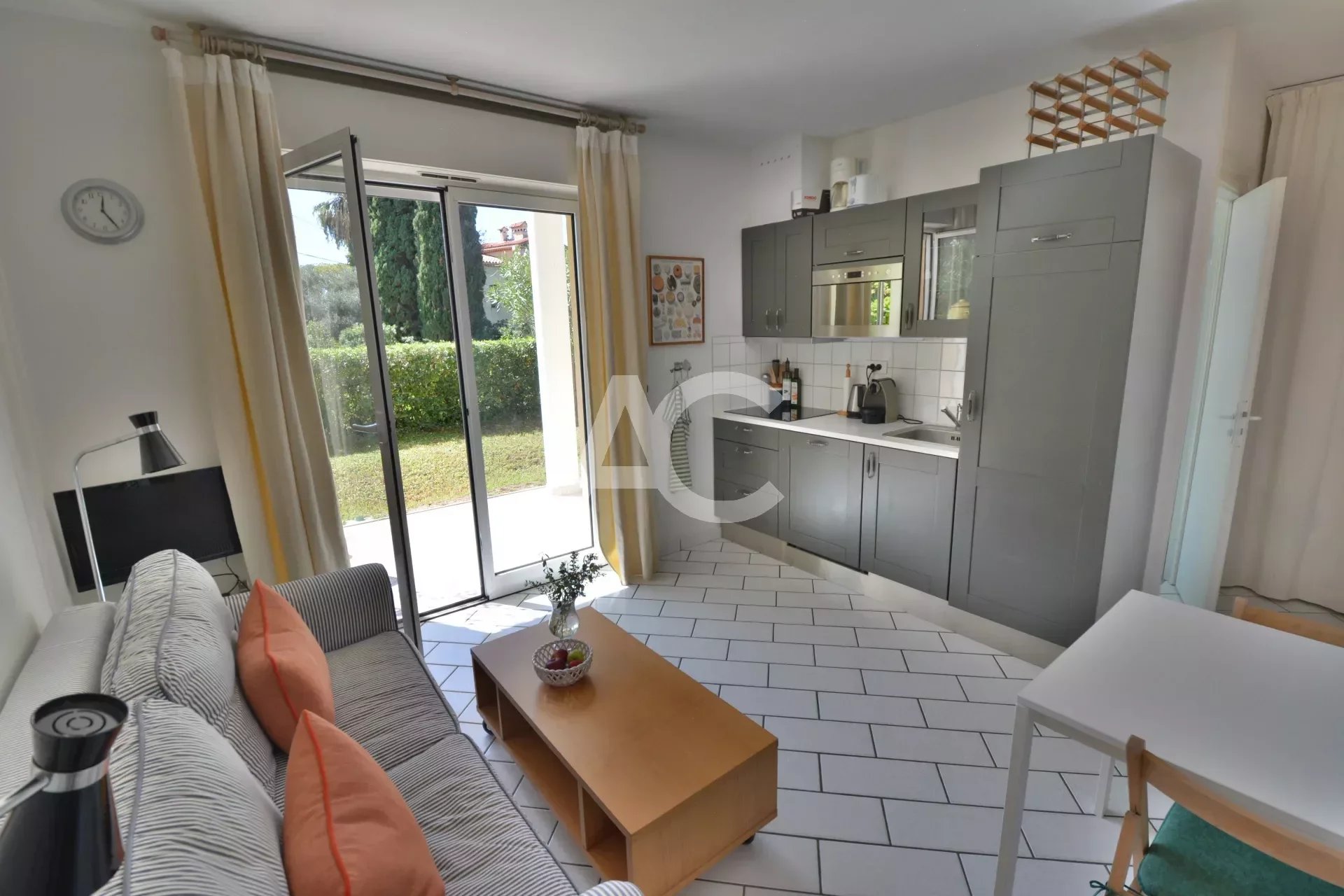 JUAN LES PINS - ONE BEDROOM APARTMENT WITH GARDEN