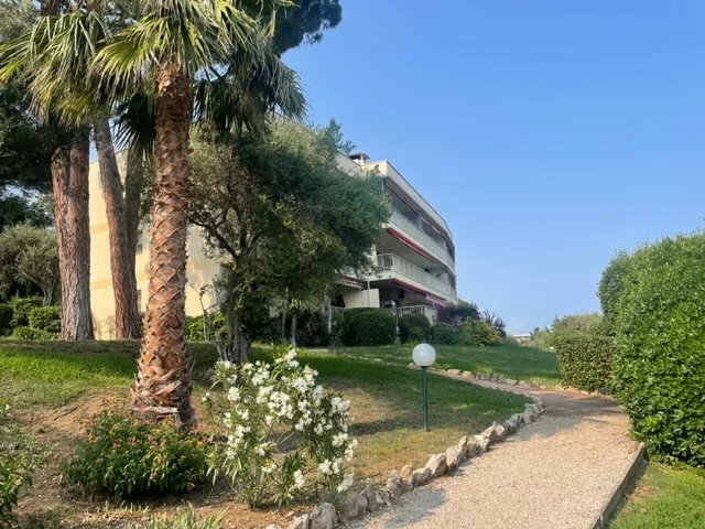 TOPP FLOOR 3 BEDROOMS apartment with terrace above the port of ANTIBES