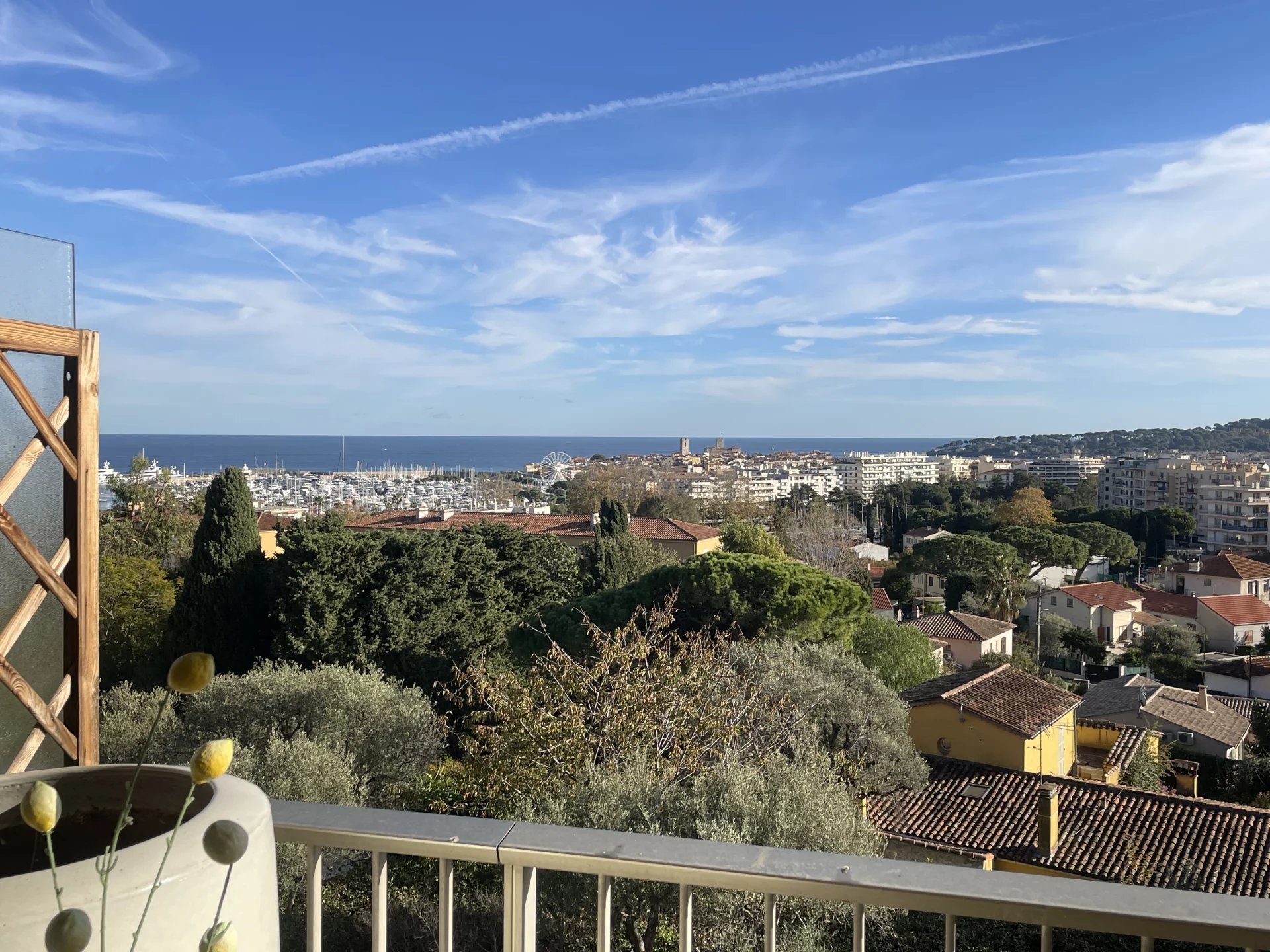 TOPP FLOOR 3 BEDROOMS apartment with terrace above the port of ANTIBES
