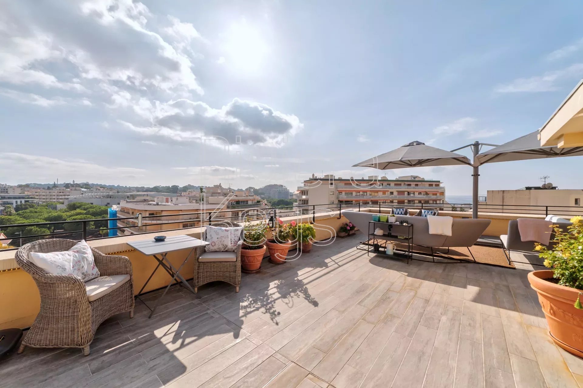 Penthouse with 4 bedrooms and roof terrace, central Juan-les-Pins