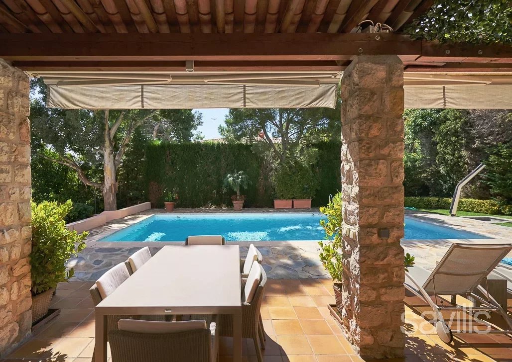 Charming villa with garden and swimming pool