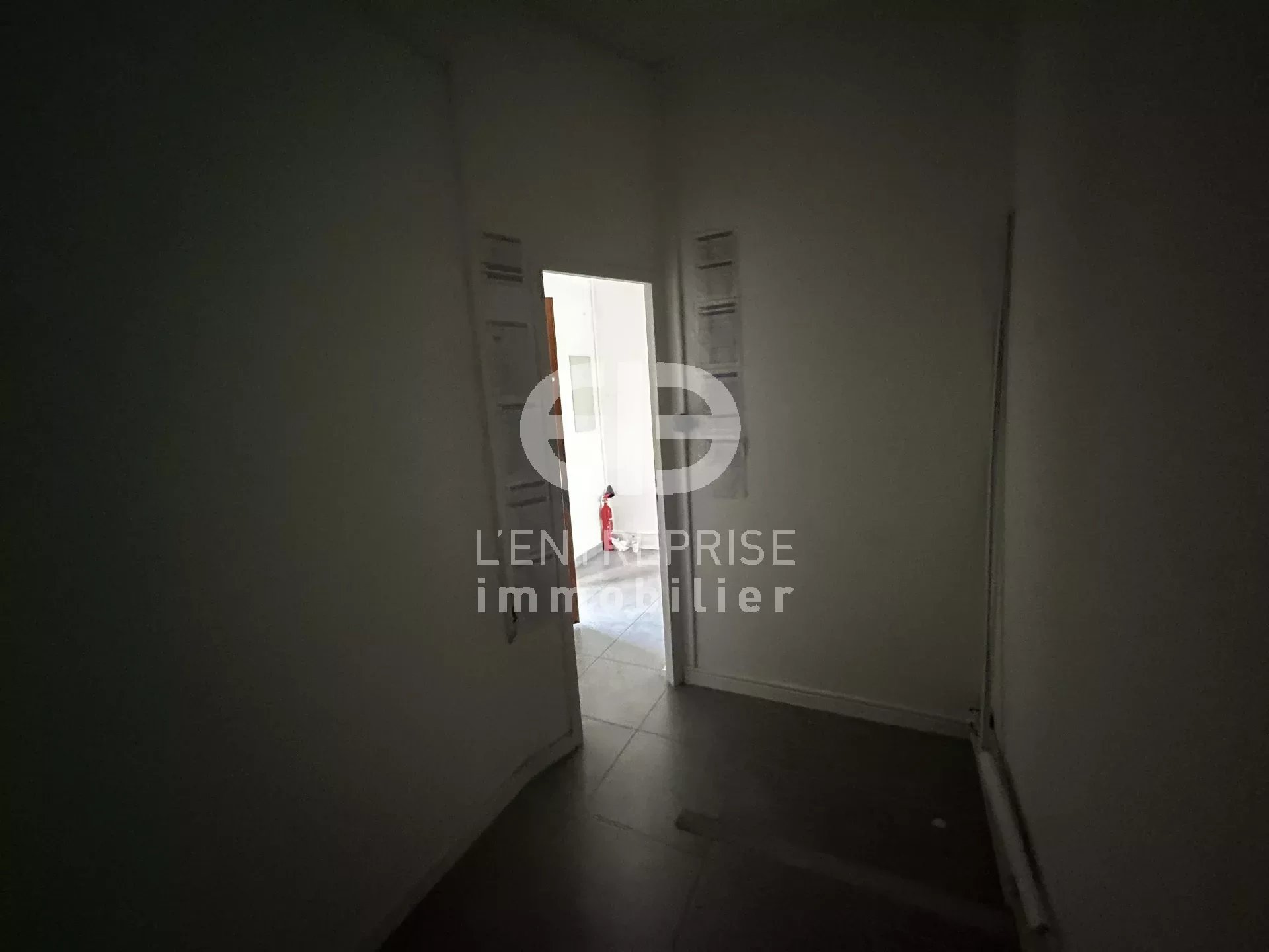 FOR RENT, OFFICES 57 sqm IN THE MOUANS SARTOUX CITY CENTER