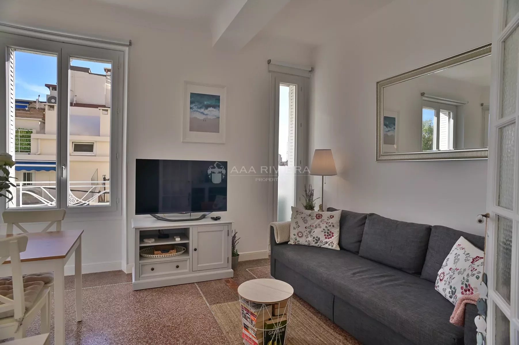 SOLE AGENT -  CANNES - Beautiful newly refurbished 2 bedroomed apartement ideally located a 5 min. walk from the centre