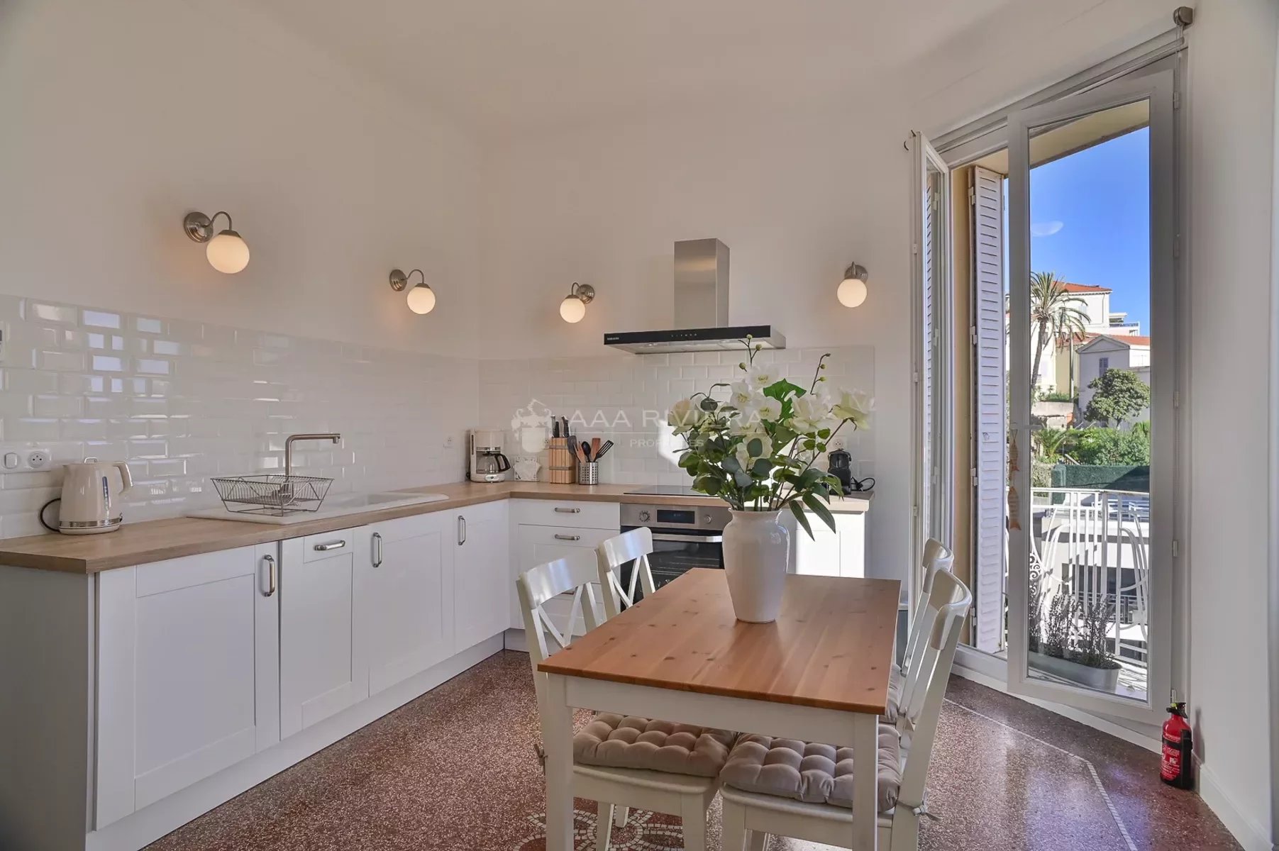 SOLE AGENT -  CANNES - Beautiful newly refurbished 2 bedroomed apartement ideally located a 5 min. walk from the centre