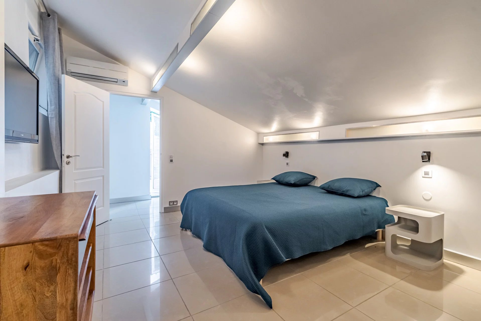 CANNES FOR SALE 5 ROOM TOWNHOUSE LOFT STYLE WITH POOL AND SAUNA