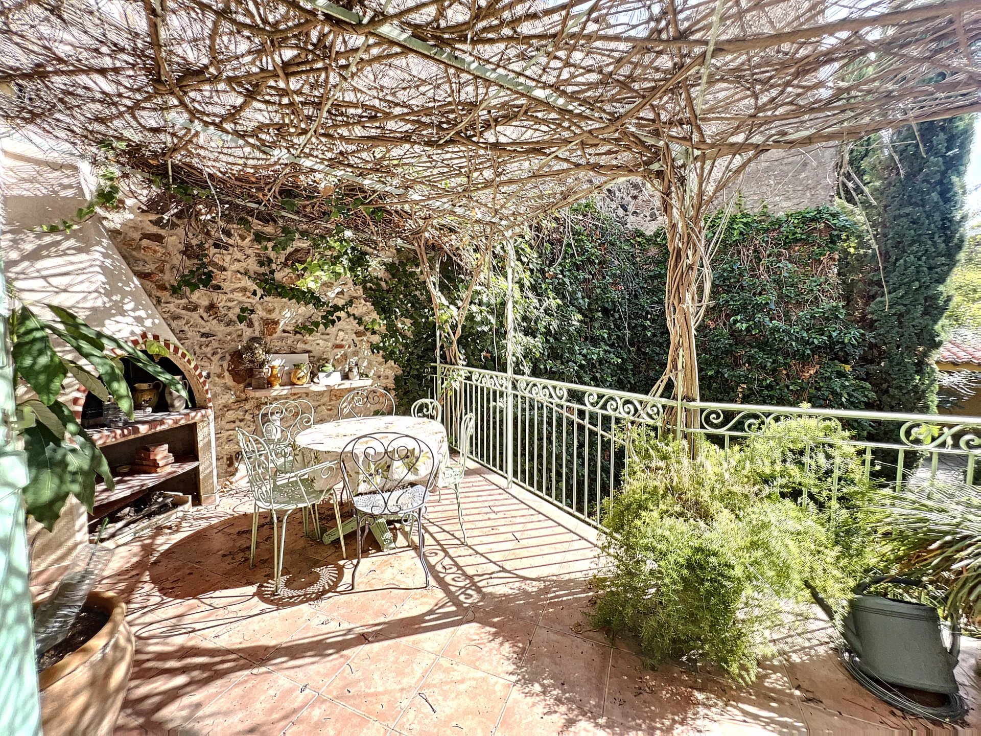 SPACIOUS TOWN HOUSE WITH COURTYARD AND GARDEN, ESTAGEL