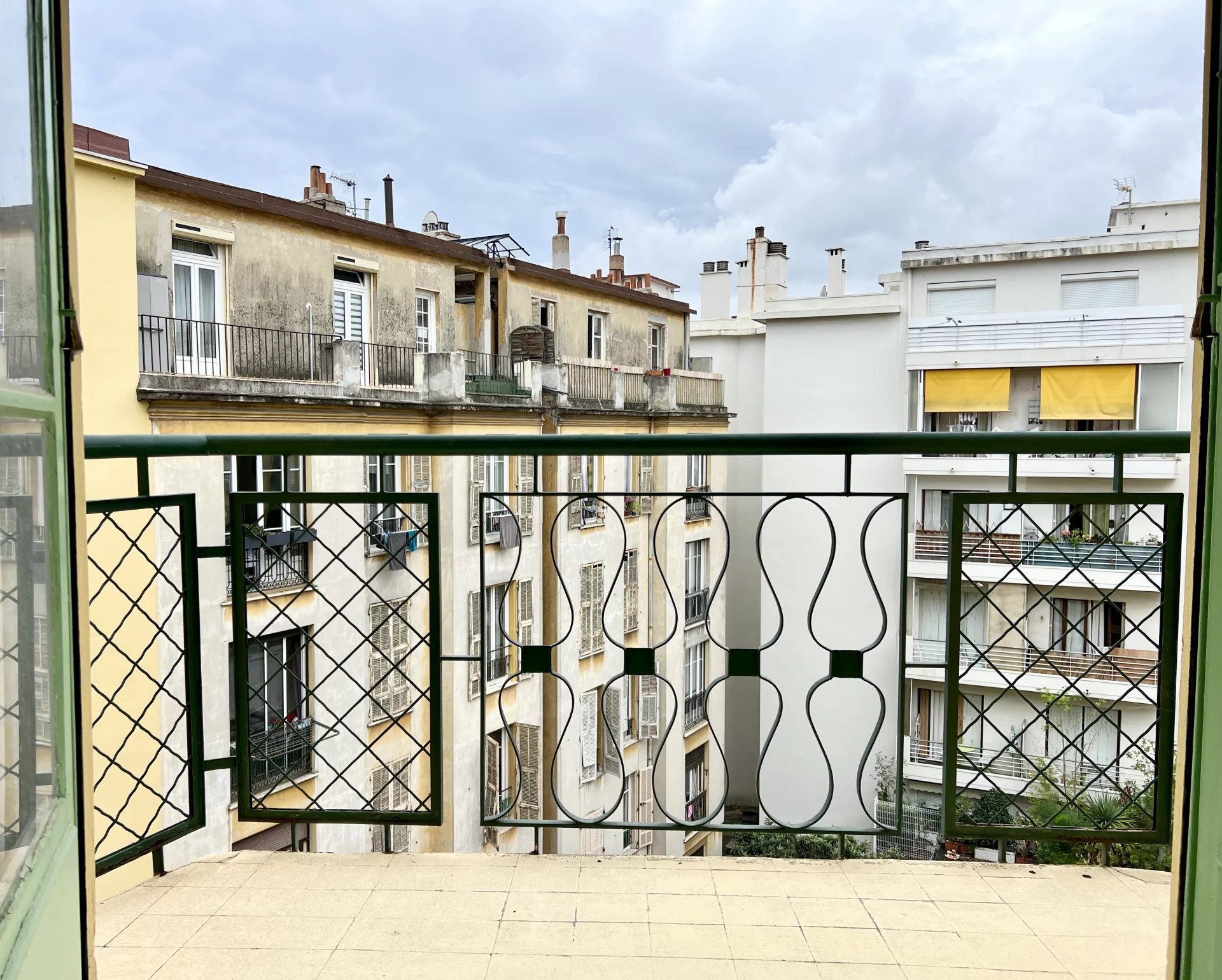 1 bedroom apartment with lots of light, balconies and quiet