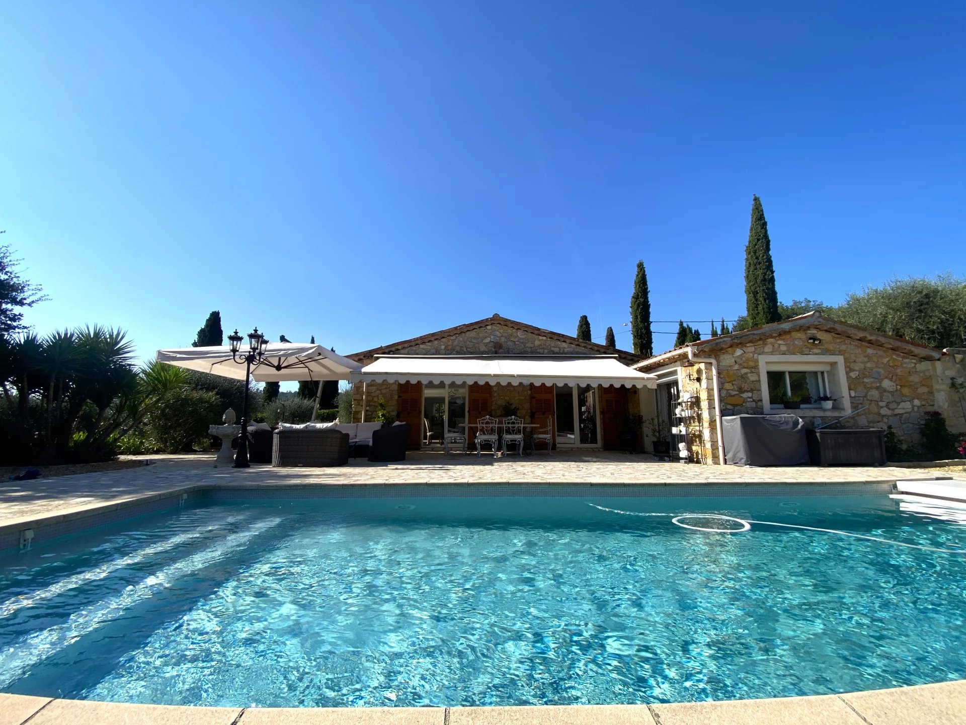 PEYMEINADE INDIVIDUAL VILLA FOR SALE WITH POOL AND BEAUTIFUL LAND