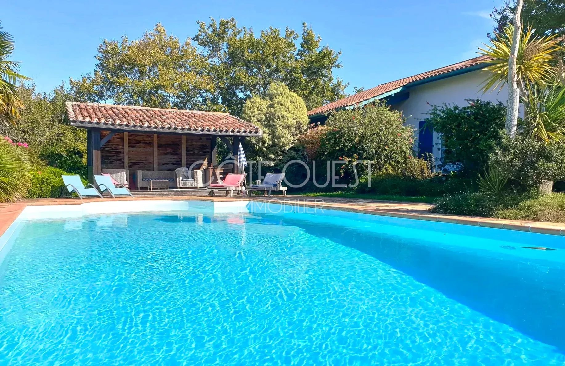 ARCANGUES, NEAR BIARRITZ – A PROPERTY IN EXTENSIVE GROUNDS