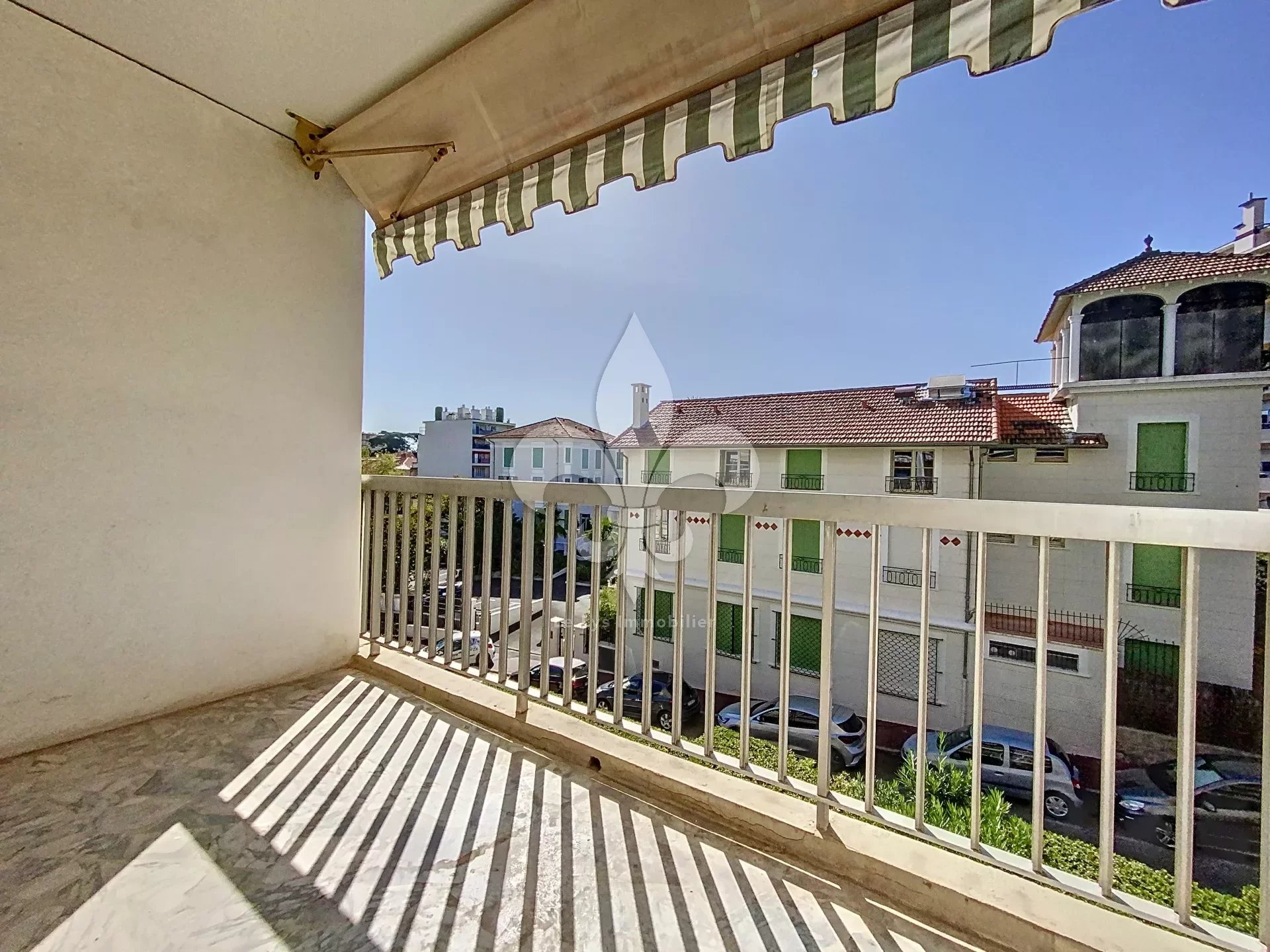 Cannes - Carnot: Bright crossing apartment