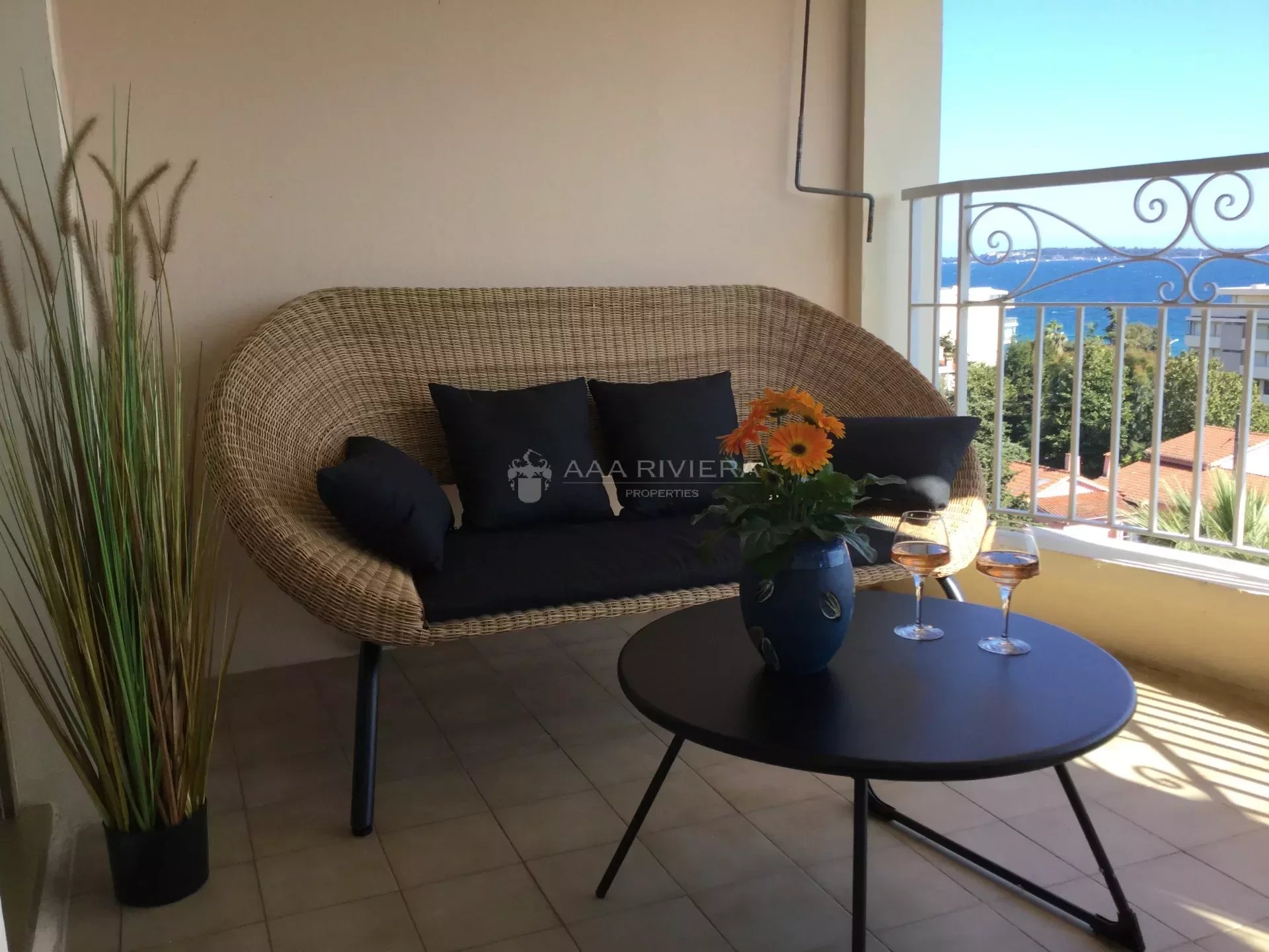 SOLE AGENT - CANNES / LOW CROIX DES GARDES 2 rooms with terrace, panoramic sea view, and closed garage.
