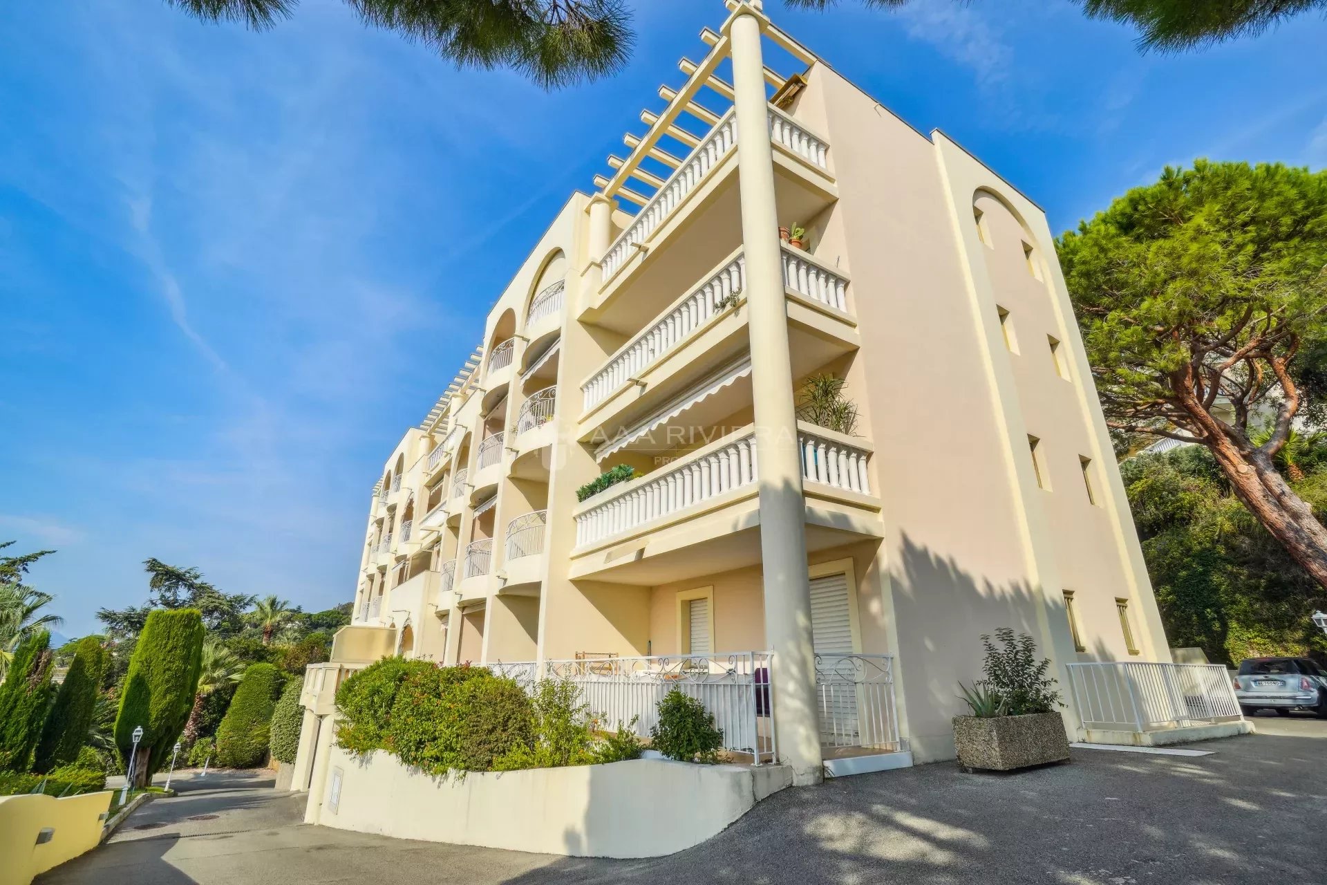 SOLE AGENT - CANNES / LOW CROIX DES GARDES 2 rooms with terrace, panoramic sea view, and closed garage.
