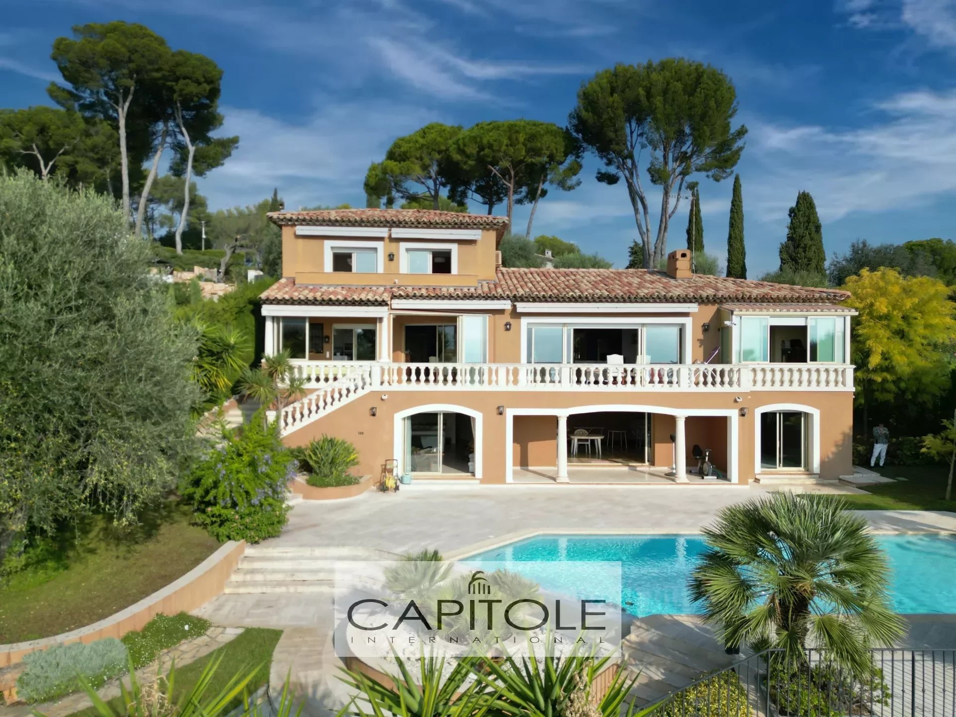 A vendre, Golfe Juan, villa provençale 8 pièces, vue mer panoramique, jardin méditerranéen de 2 300 m², piscine, garage