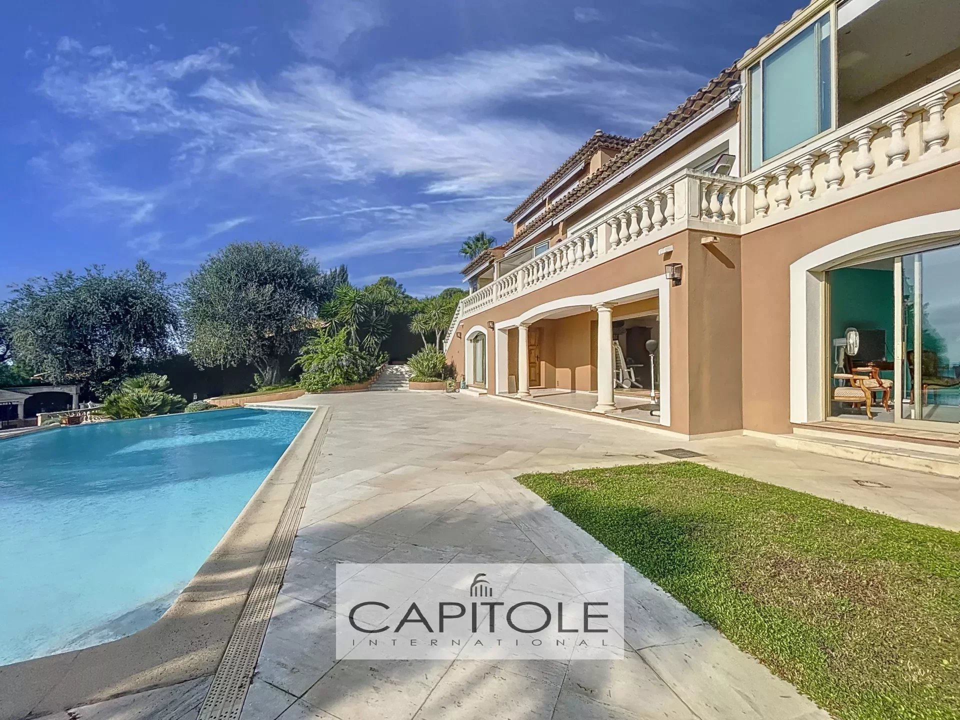 A vendre, Golfe Juan, villa provençale 8 pièces, vue mer panoramique, jardin méditerranéen de 2 300 m², piscine, garage