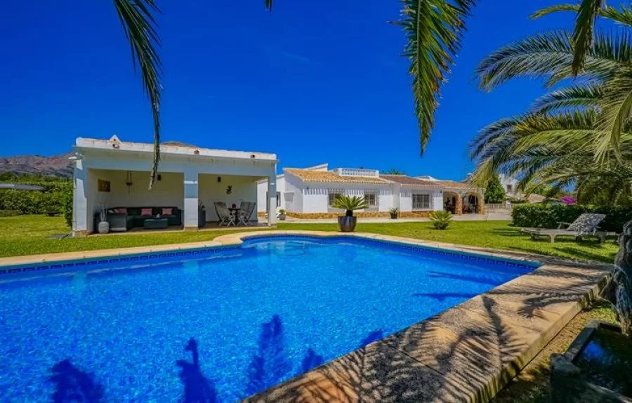 Detached villa on a large plot with swimming pool