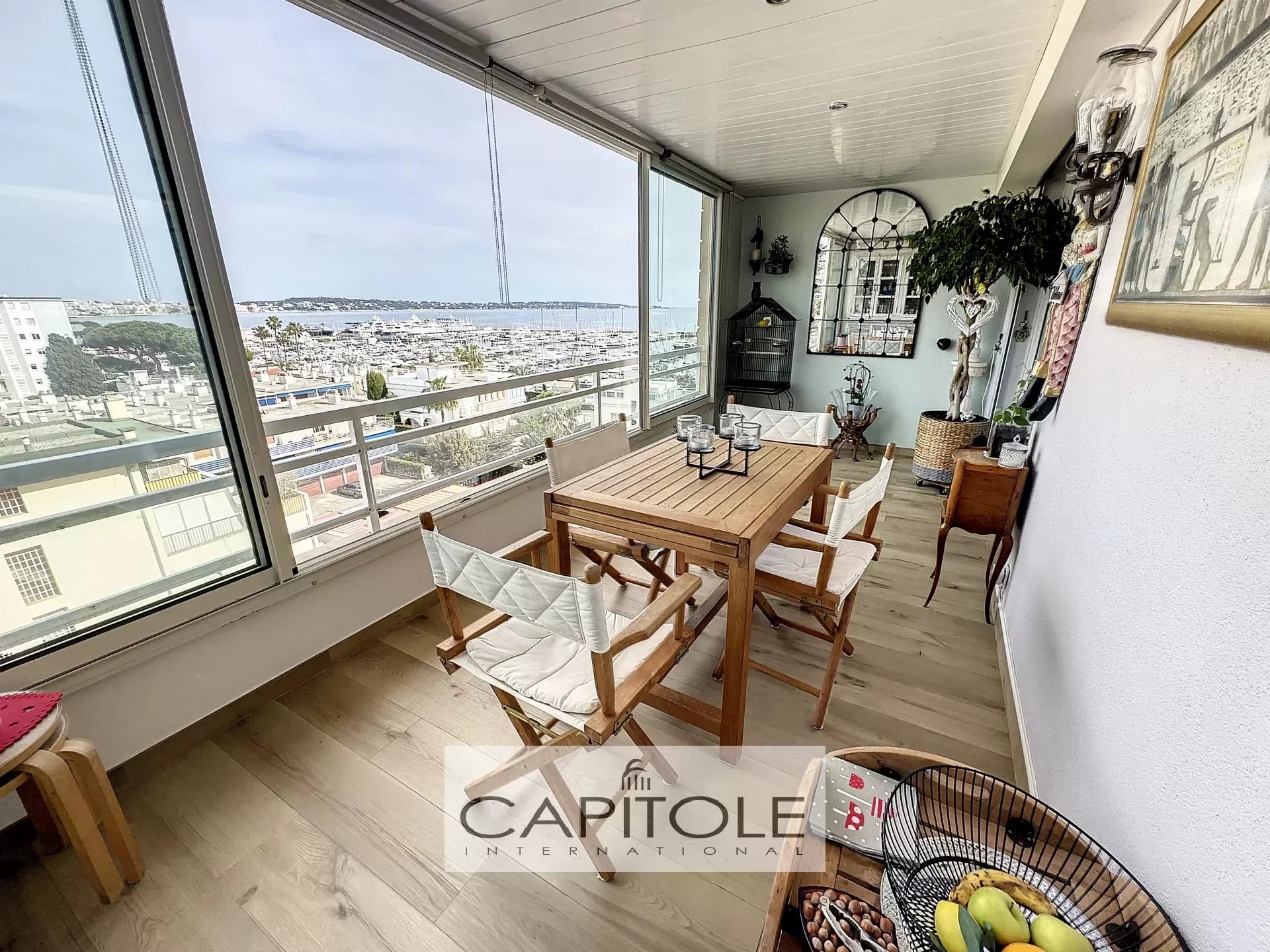 GOLFE JUAN, Top floor apartment with sea view facing the harbour