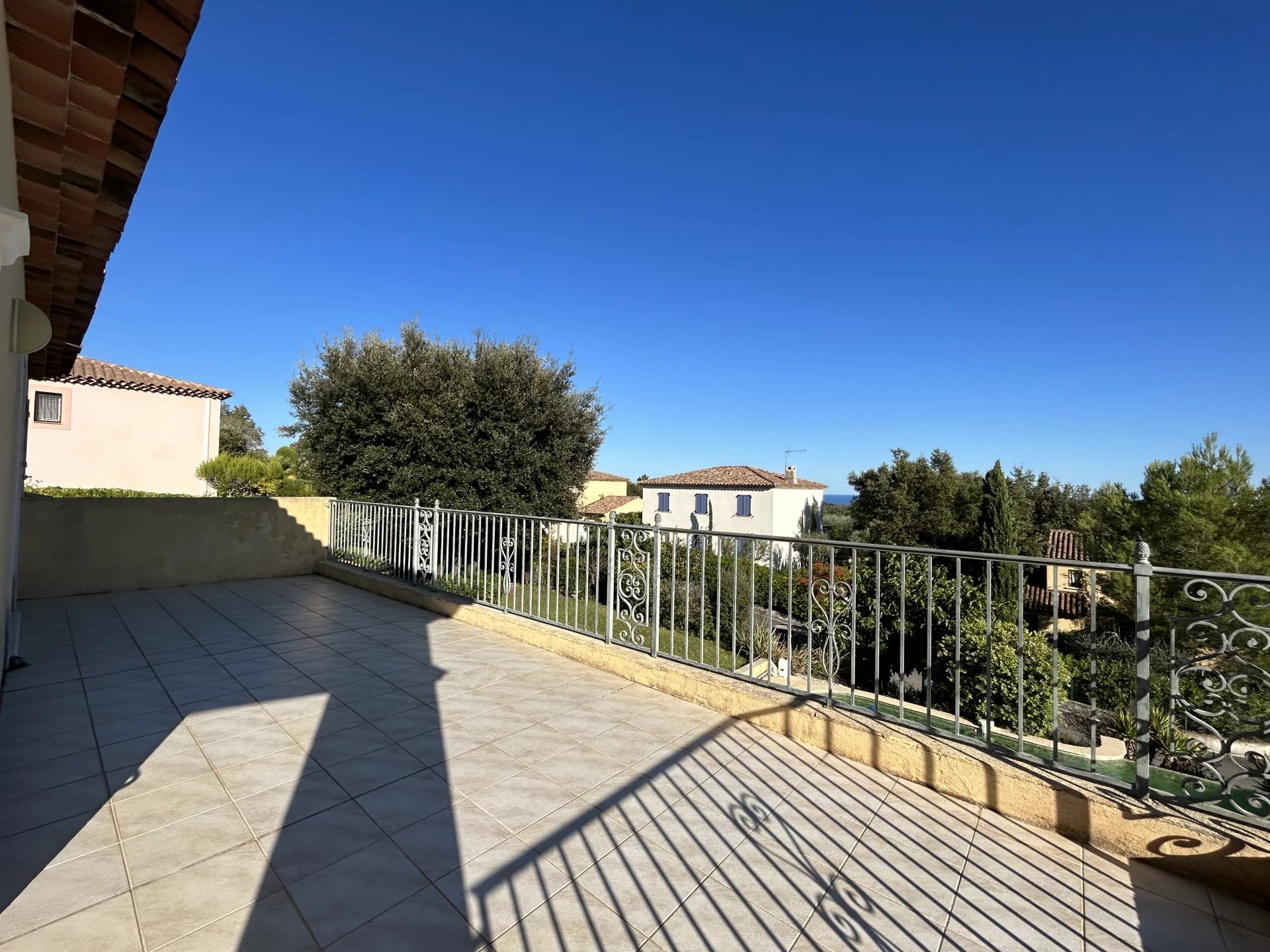 Biot: Very beautiful 4 bedroom villa with infinity pool 1000m2 of land