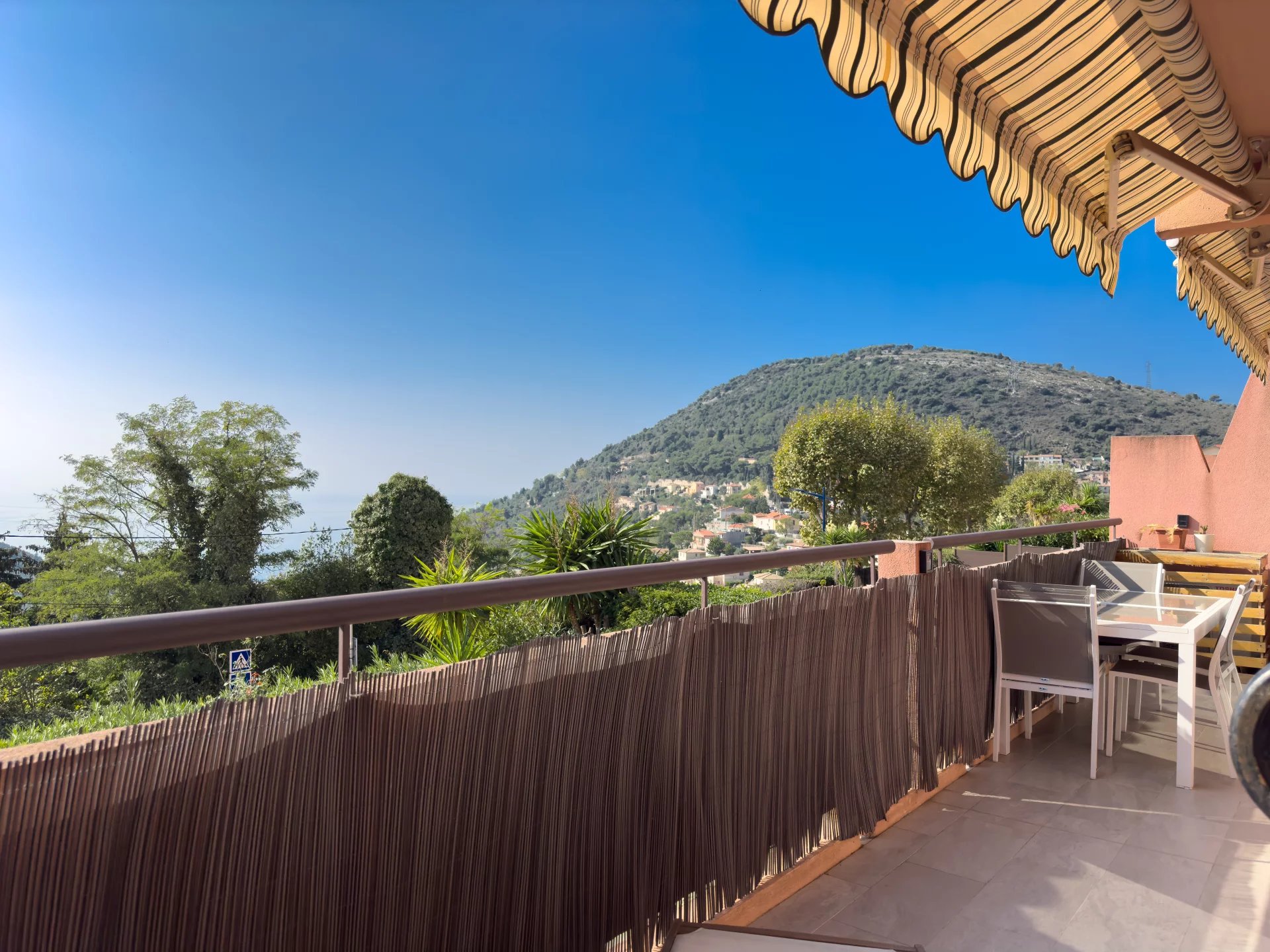 Appartement 2 pièces lumineux avec vue panoramique à La Turbie : idéal pour vivre ou investir près de Monaco.