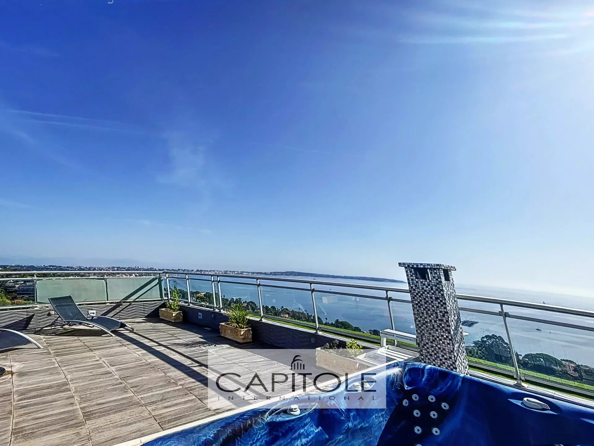 CANNES LA CALIFORNIE, superbe Penthouse dans une résidence prestigieuse, grande terrasse, solarium avec jacuzzi surplombant la mer, vue îles de Lérins à Monaco.