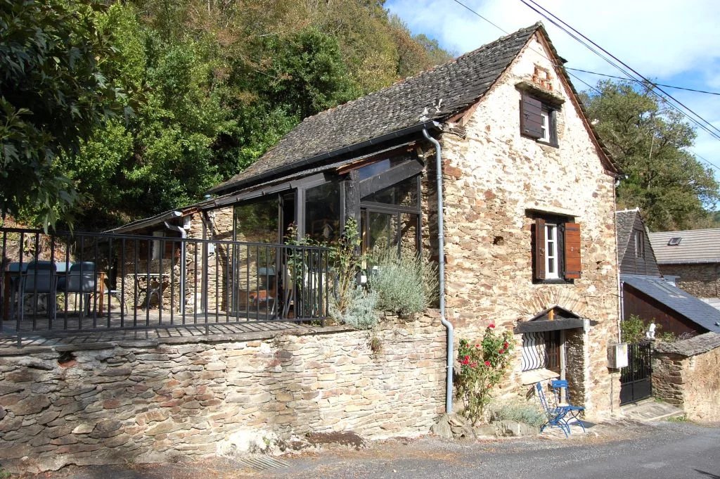 AVEYRON - Charmante vrijstaande dorpswoning met terras en garage