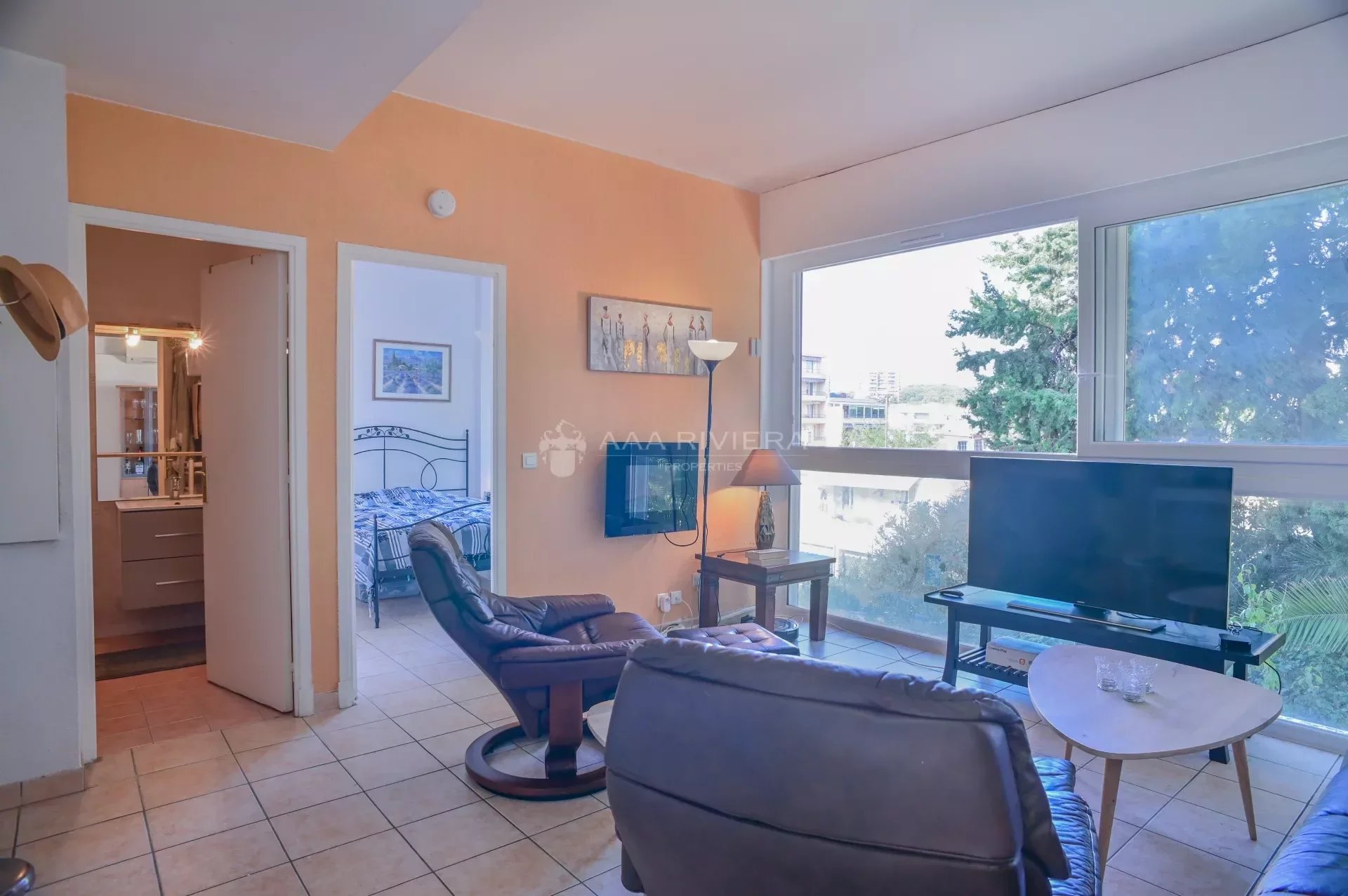 SOLE AGENT - CANNES - Unique 2 bedroom apt with 80m² private secure terrace, 2.4 km from the Croisette. Lift, parking