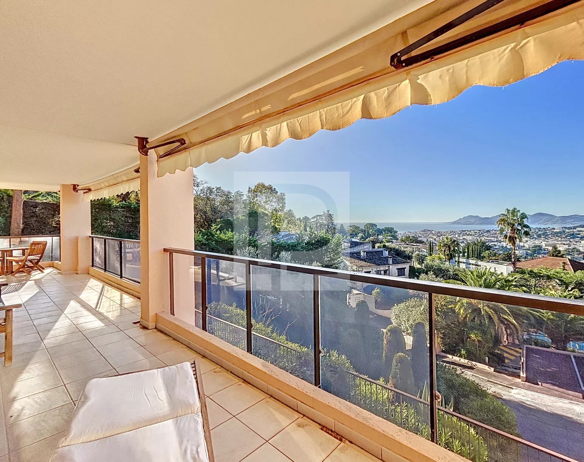 Belle terrasse d'angle avec vue mer et Estérel