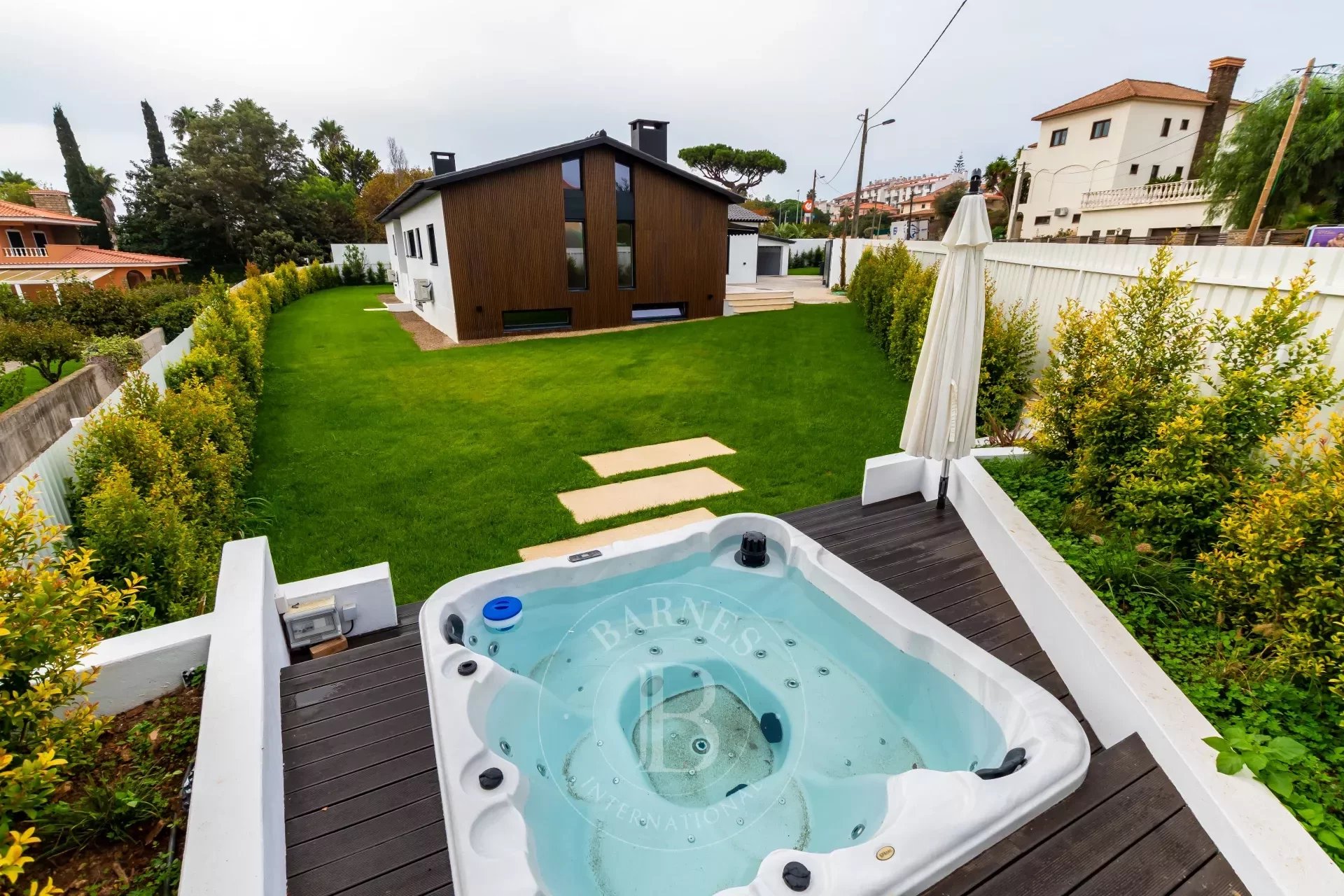 Single-storey house with pool and jacuzzi