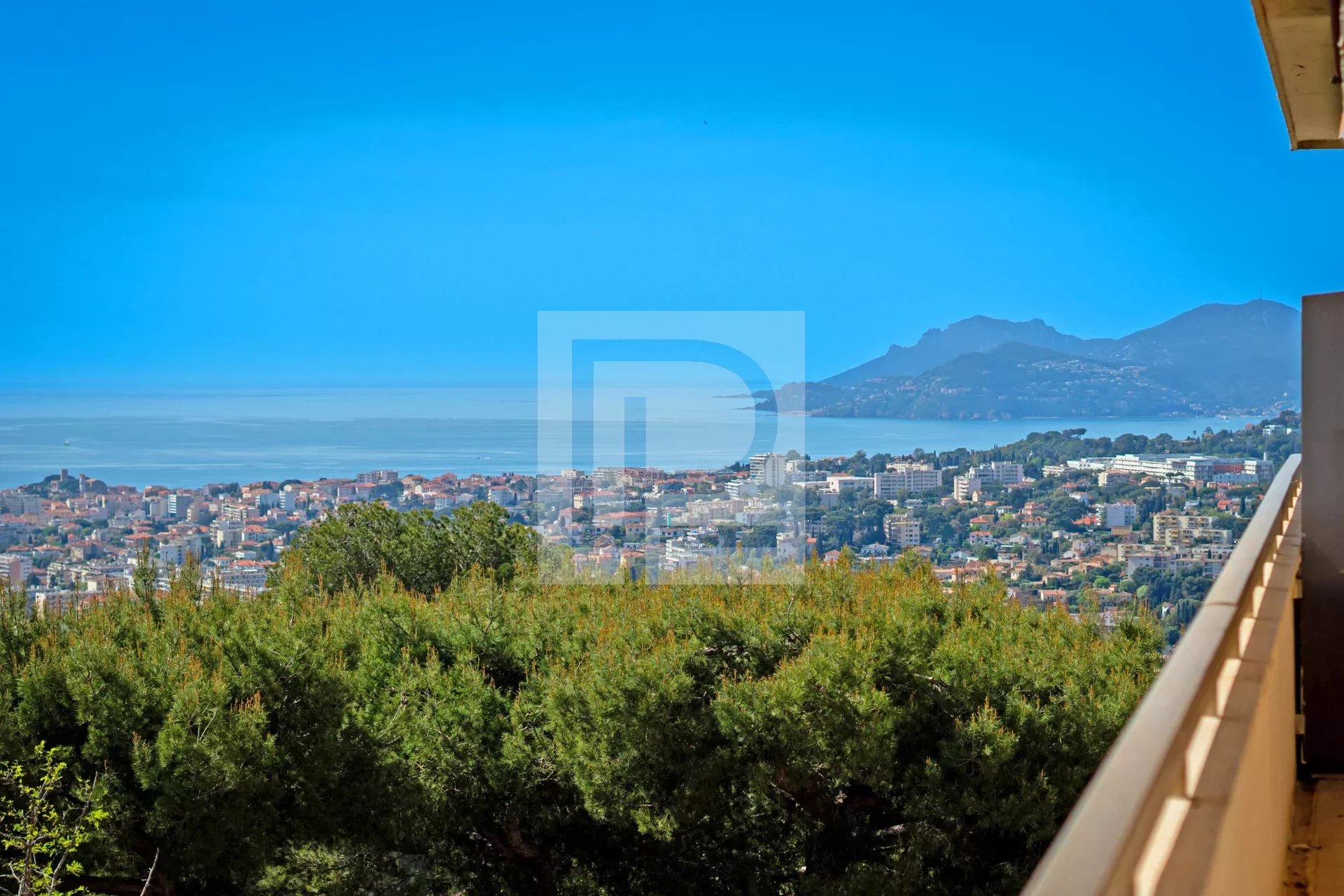 Perfectly renovated apartment with beautiful sea and hill views