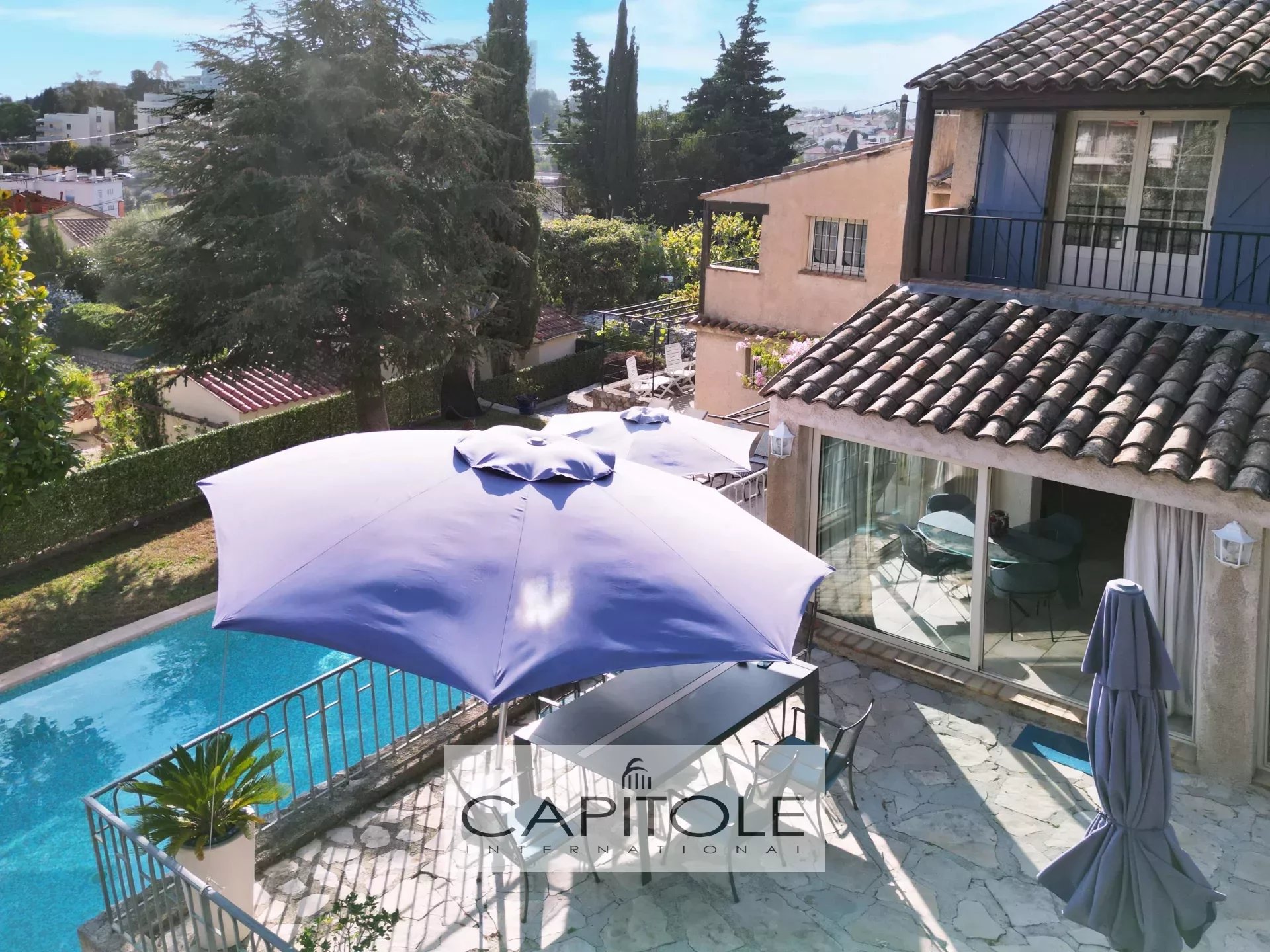 ANTIBES proche centre ville, villa de 245 m² sur terrain de 1 360 m² avec piscine