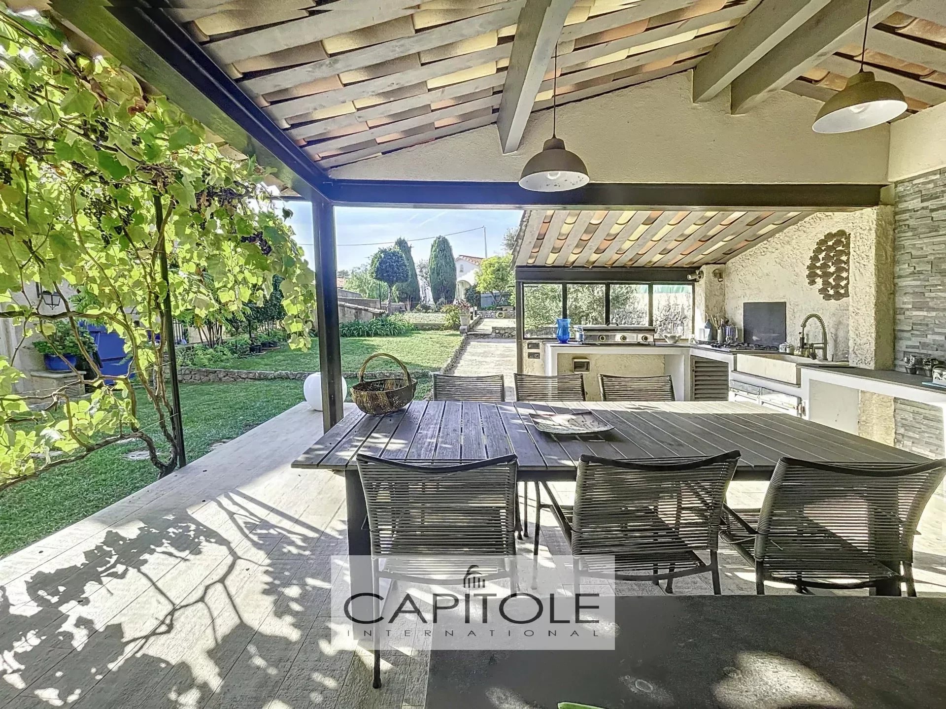 ANTIBES Steps from the town center , elegant villa of 245 sqm, land of 1 360 sqm with pool