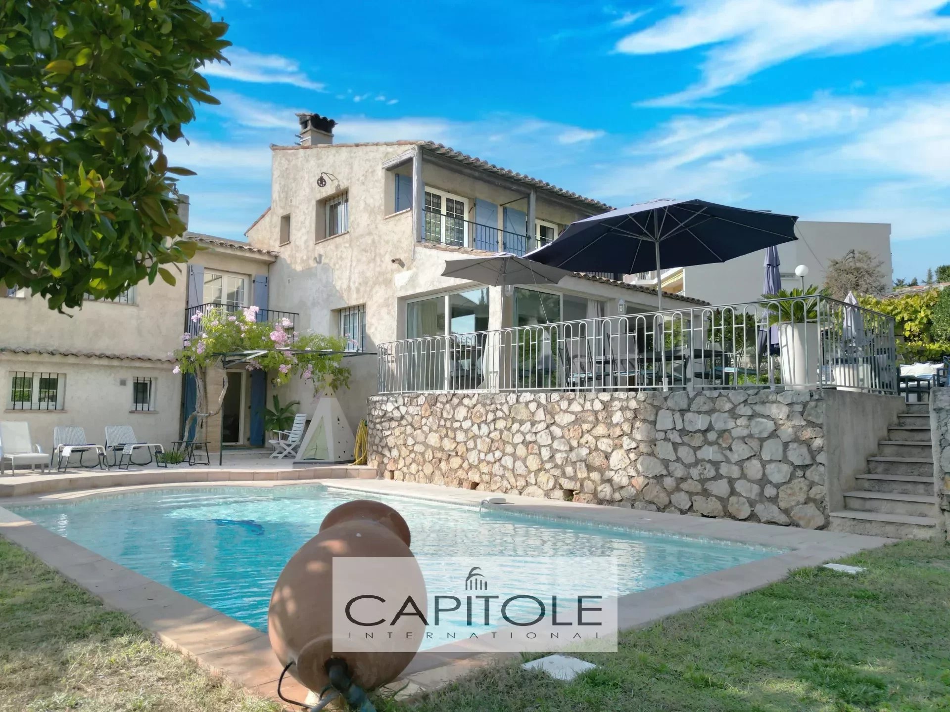 ANTIBES Steps from the town center , elegant villa of 245 sqm, land of 1 360 sqm with pool