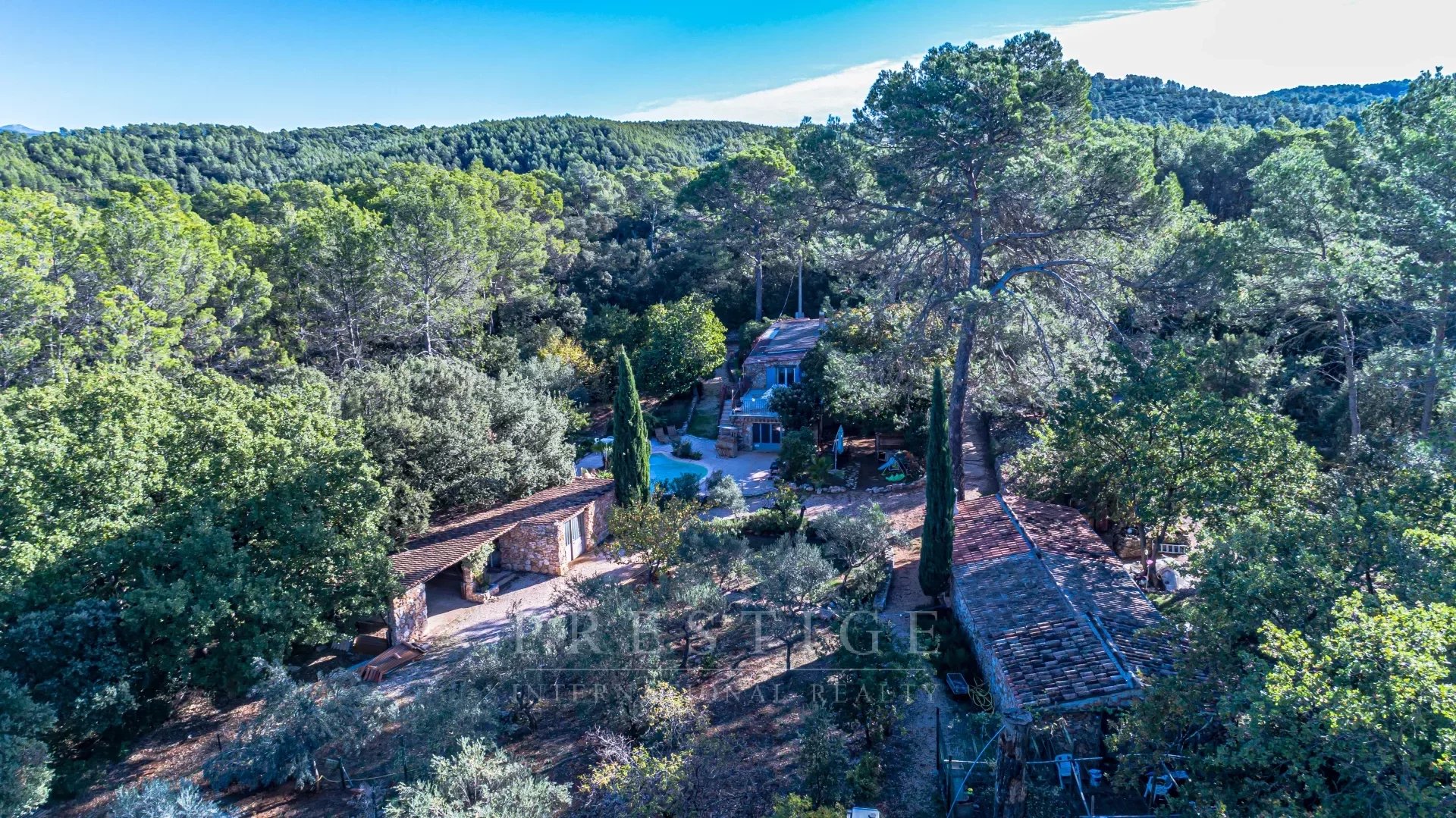 Carces, Var, 2 guest houses with pool