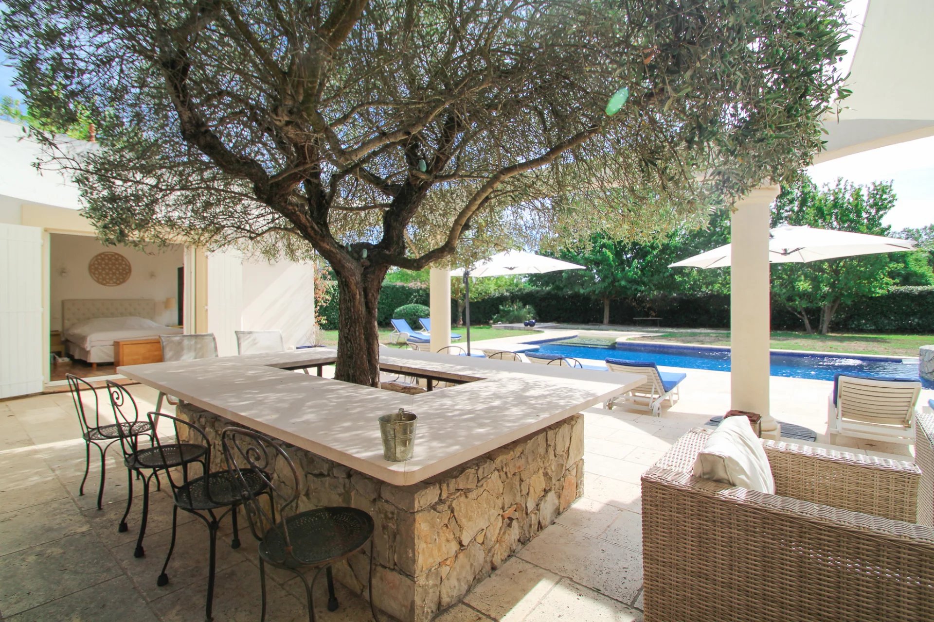 Magnificent single-storey villa with swimming pool on 3000 m² of land