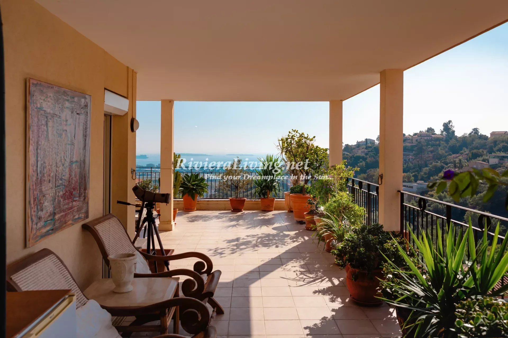 MANDELIEU --- LARGE 4 ROOM APARTMENT WITH 92M² TERRACE AND SEA VIEW