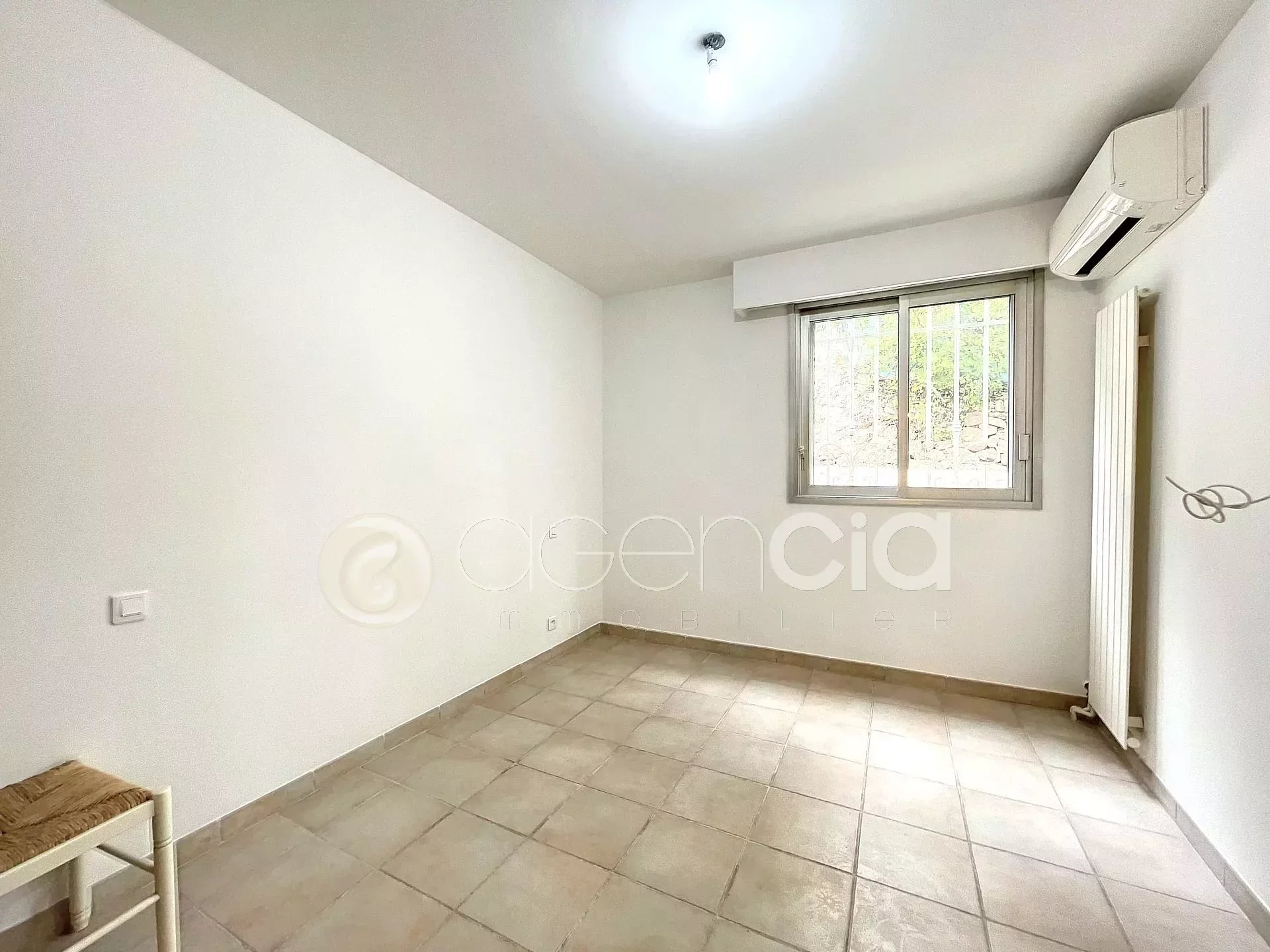 Renovated 3-room apartment with terrace, garage, and cellar.