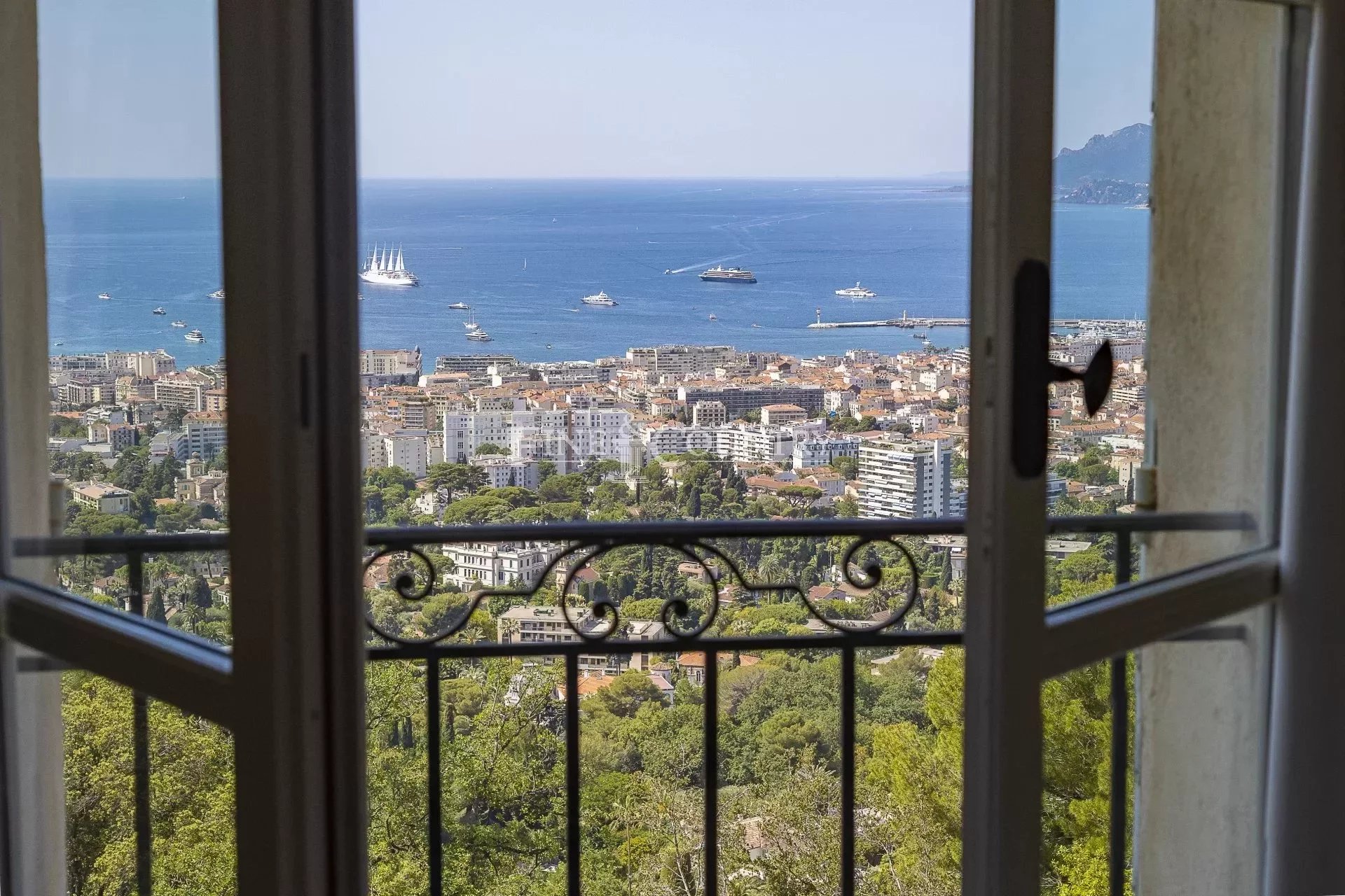 Sea view Villa for sale in Cannes